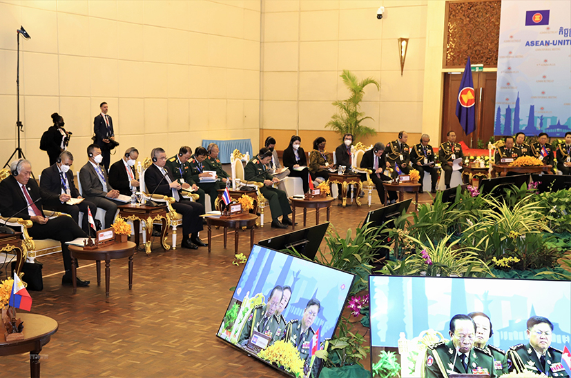 Quang cảnh cuộc gặp không chính thức giữa Bộ trưởng Quốc phòng các nước ASEAN với Bộ trưởng Quốc phòng Mỹ.