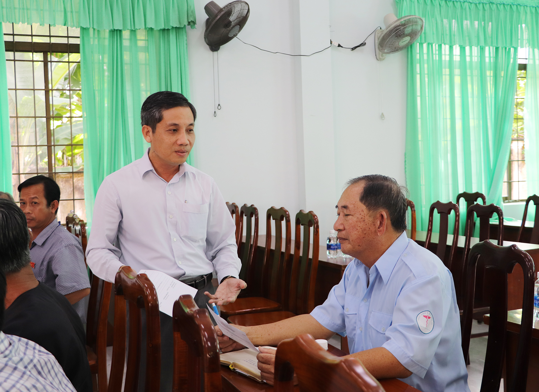 Phó Chủ tịch Ủy ban MTTQ Việt Nam tỉnh hướng dẫn cụ thể các tiêu chí lấy ý kiến đối với người dân xã Long Sơn.