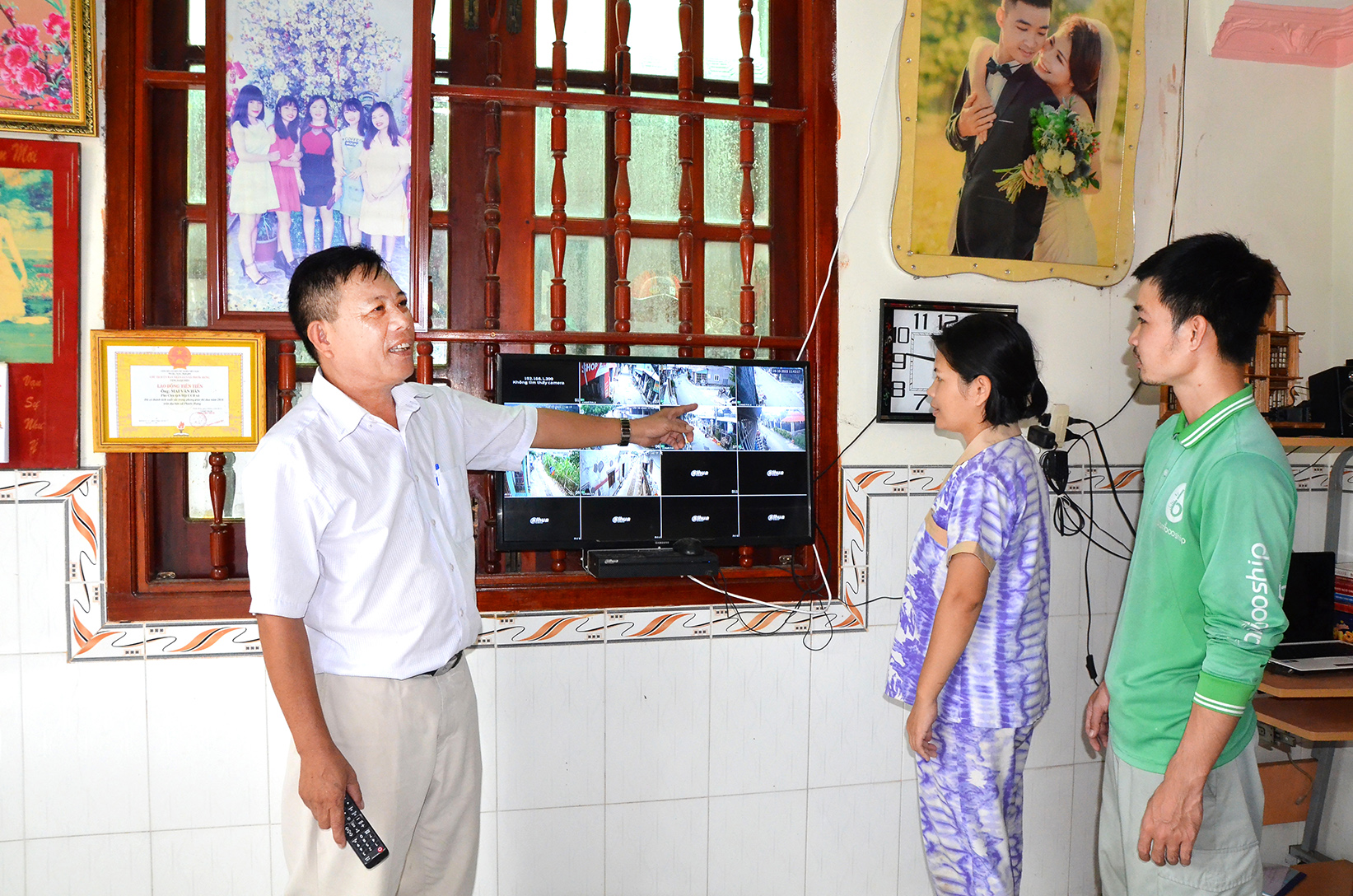 Cán bộ và người dân ấp Phước Thọ, xã Phước Hưng, huyện Long Điền theo dõi camera an ninh - thành quả do cán bộ, đảng viên, bà con nơi đây đóng góp kinh phí thực hiện.