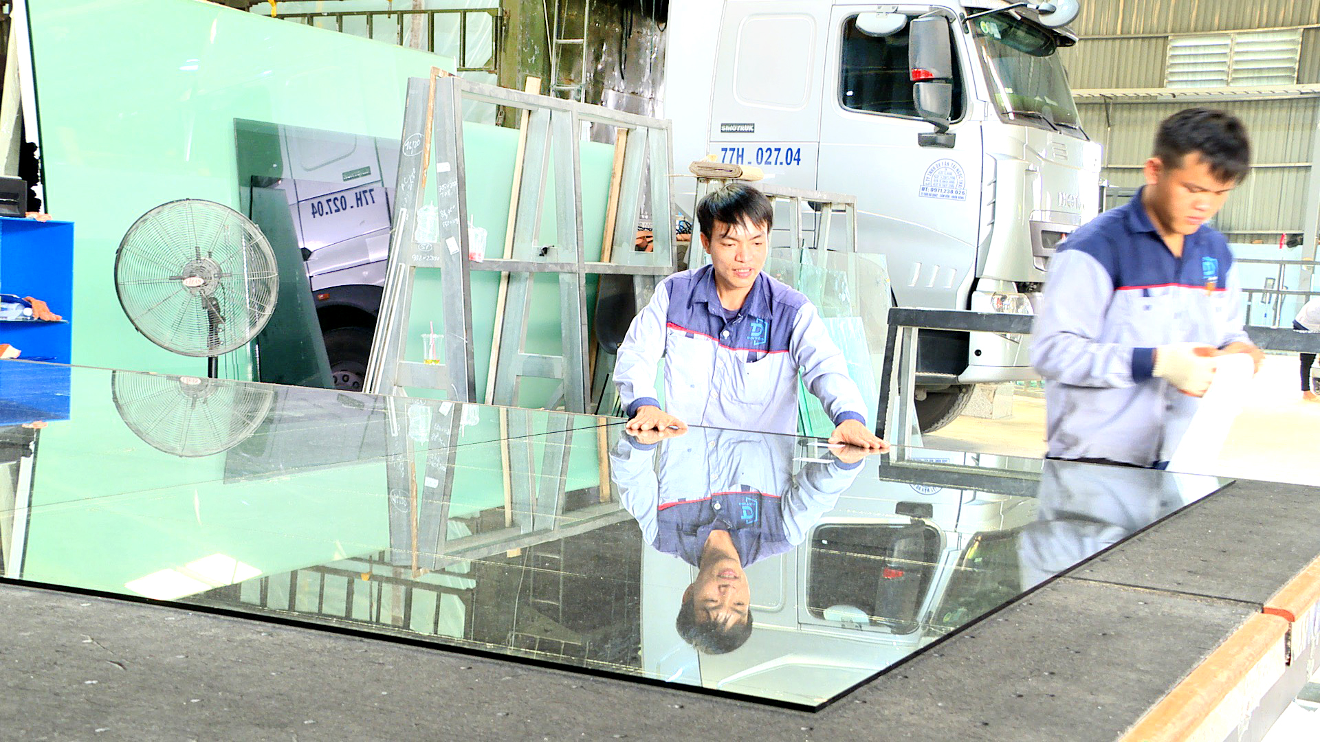 Gia công kính cường lực tại Công ty CP kính cường lực Đại Tâm một trong những DN được đầu tư hỗ trợ máy móc vào sản xuất từ chương trình khuyến công năm 2022.
