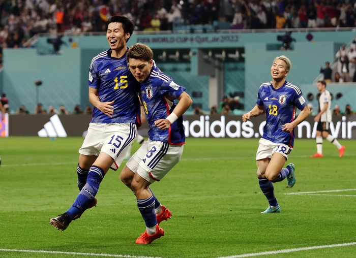 Niềm vui của các cầu thủ Nhật Bản sau khi ngược dòng đánh bại tuyển Đức 2-1.