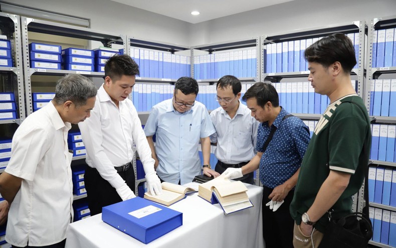 Các nhà làm phim tìm kiếm tư liệu cho phim