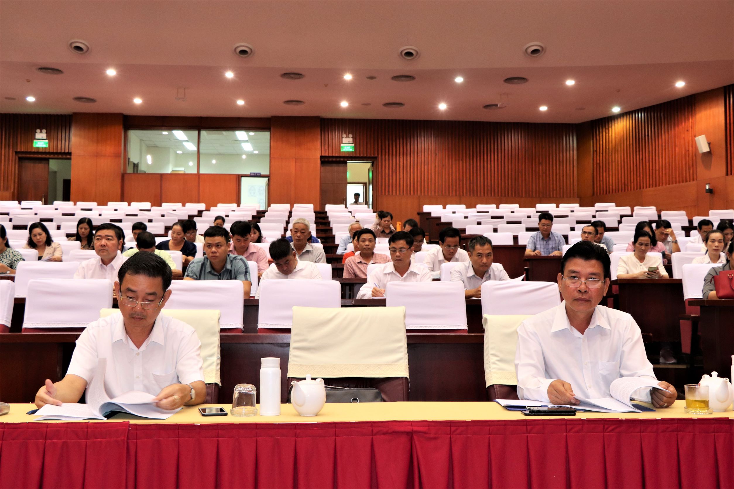 Ông Trần Văn Lợi (hàng đầu bên phải), Phó Chủ tịch Ủy ban MTTQ tỉnh và các đại biểu dự hội nghị.