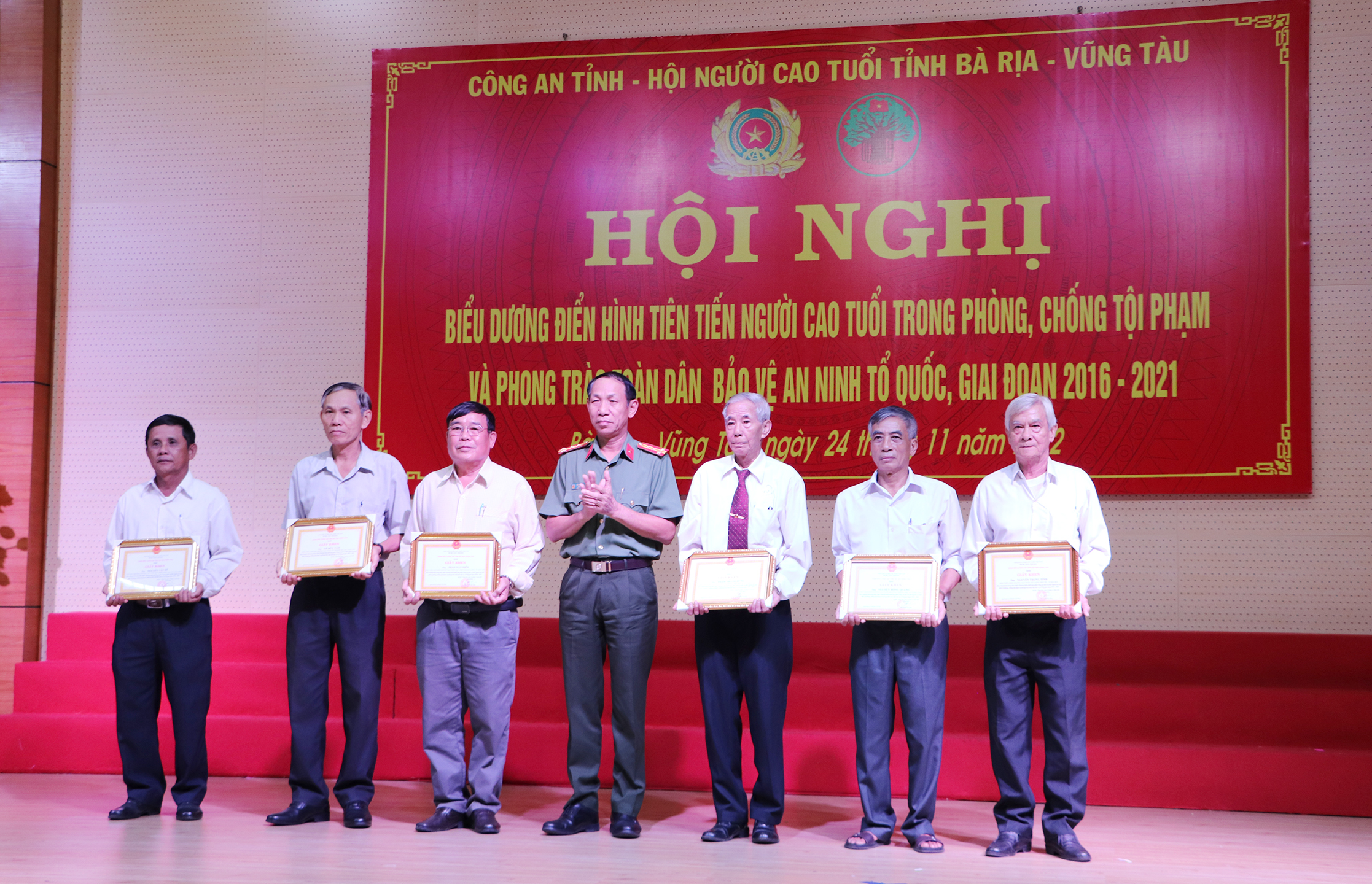 Đại tá Bùi Văn Thảo, Giám đốc Công an tỉnh tặng Giấy khen biểu dương điển hình tiên tiến NCT.