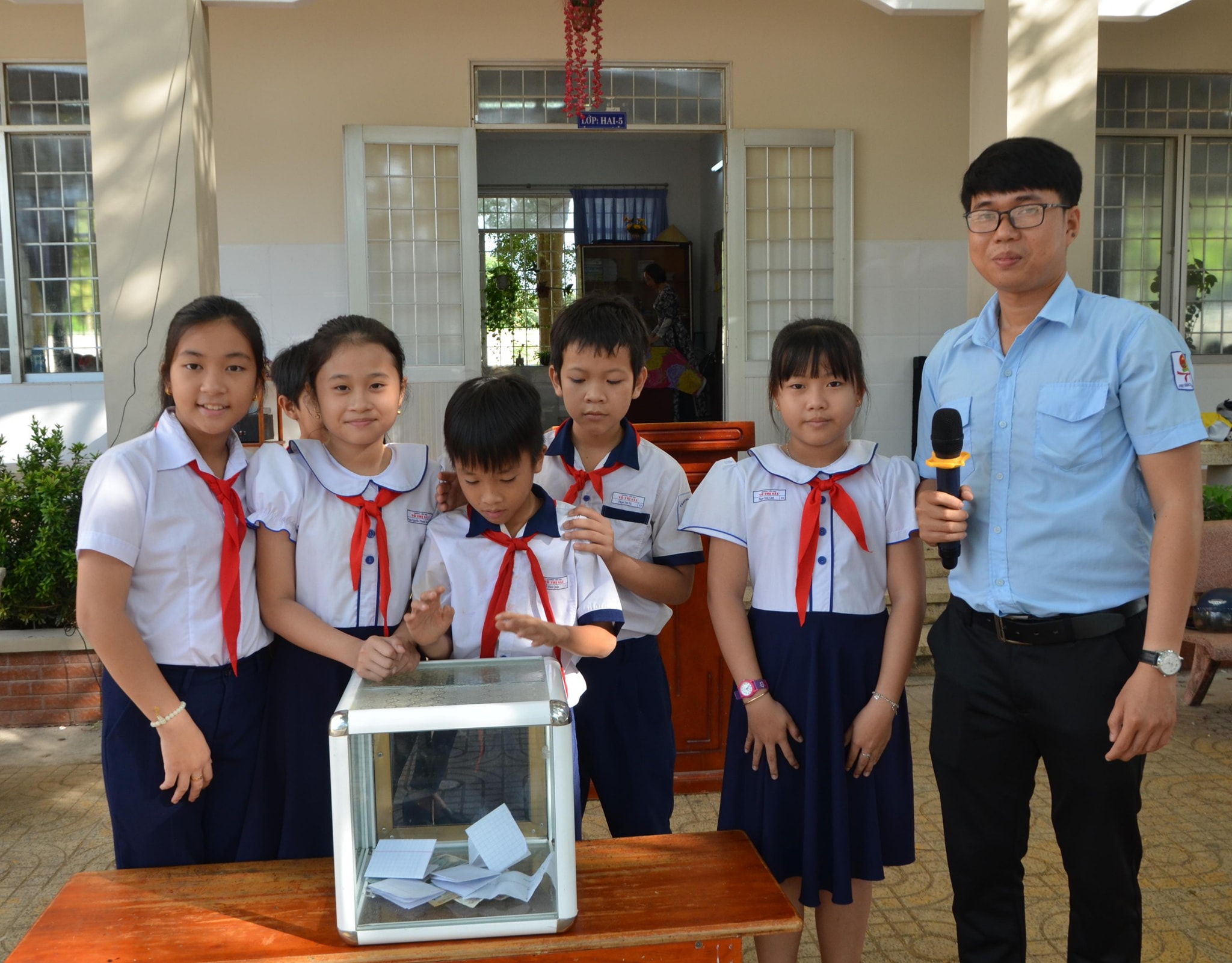 Thầy Phạm Văn Phúc cùng các em HS Trường TH Võ Thị Sáu (TT. Đất Đỏ, huyện Đất Đỏ) tham gia mô hình 