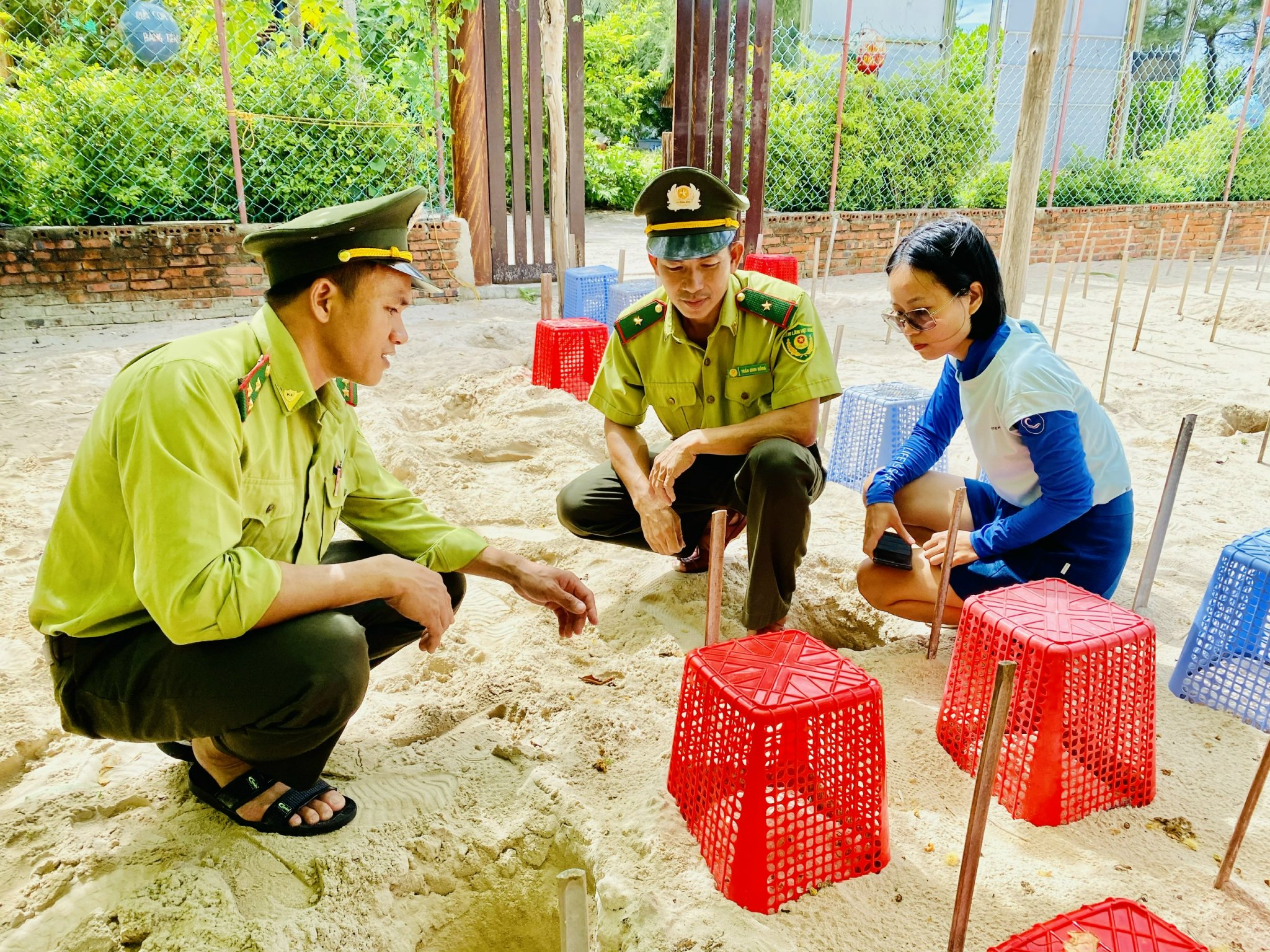 Lực lượng kiểm lâm Hòn Bảy Cạnh kiểm tra các khu vực ấp trứng rùa.