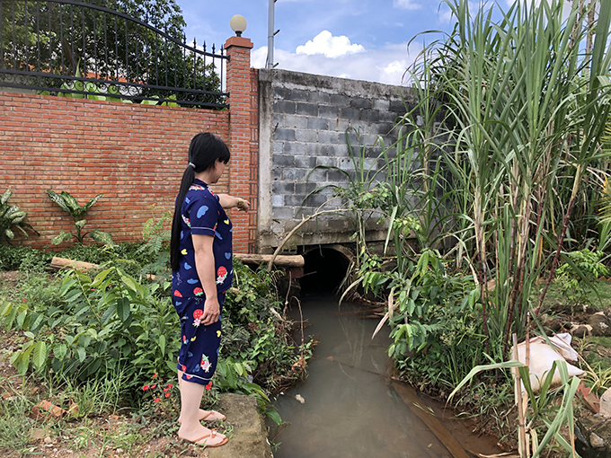 Bà Thưởng phản ánh việc đặt cống xuống suối gây ngập cục bộ.