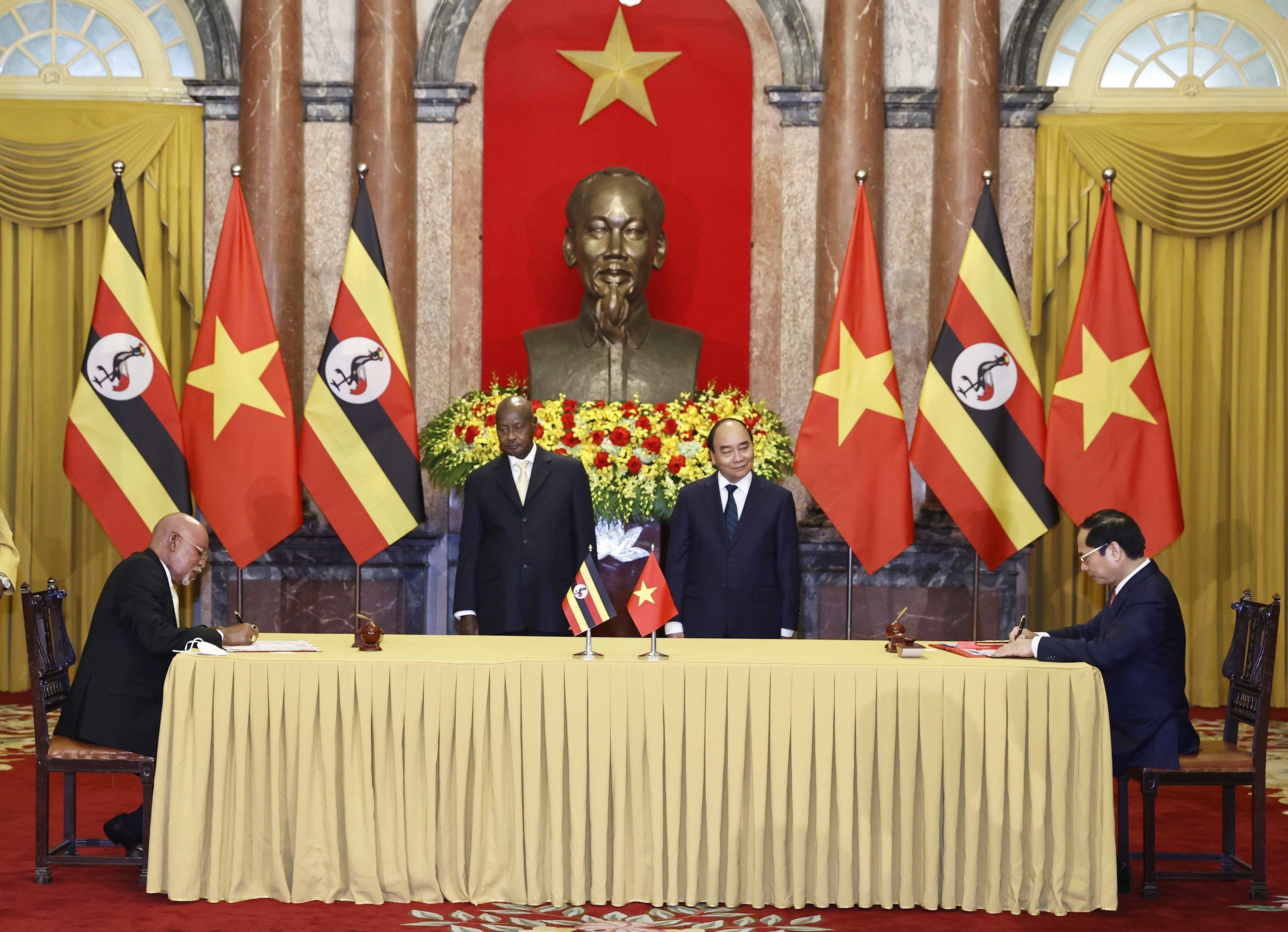 Chủ tịch nước Nguyễn Xuân Phúc và Tổng thống nước Cộng hòa Uganda Yoweri Kaguta Museveni chứng kiến lễ ký Bản ghi nhớ hợp tác giữa hai Bộ Ngoại giao. Ảnh: THỐNG NHẤT