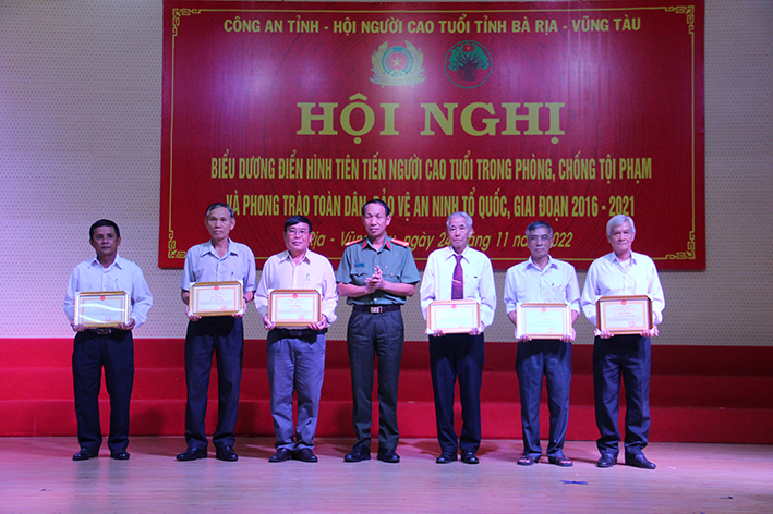 Đại tá Bùi Văn Thảo, Giám đốc Công an tỉnh tặng Giấy khen cho hội viên Hội Người cao tuổi có thành tích xuất sắc trong phòng, chống tội phạm và phong trào toàn dân bảo vệ an ninh Tổ quốc, giai đoạn 2016-2021.