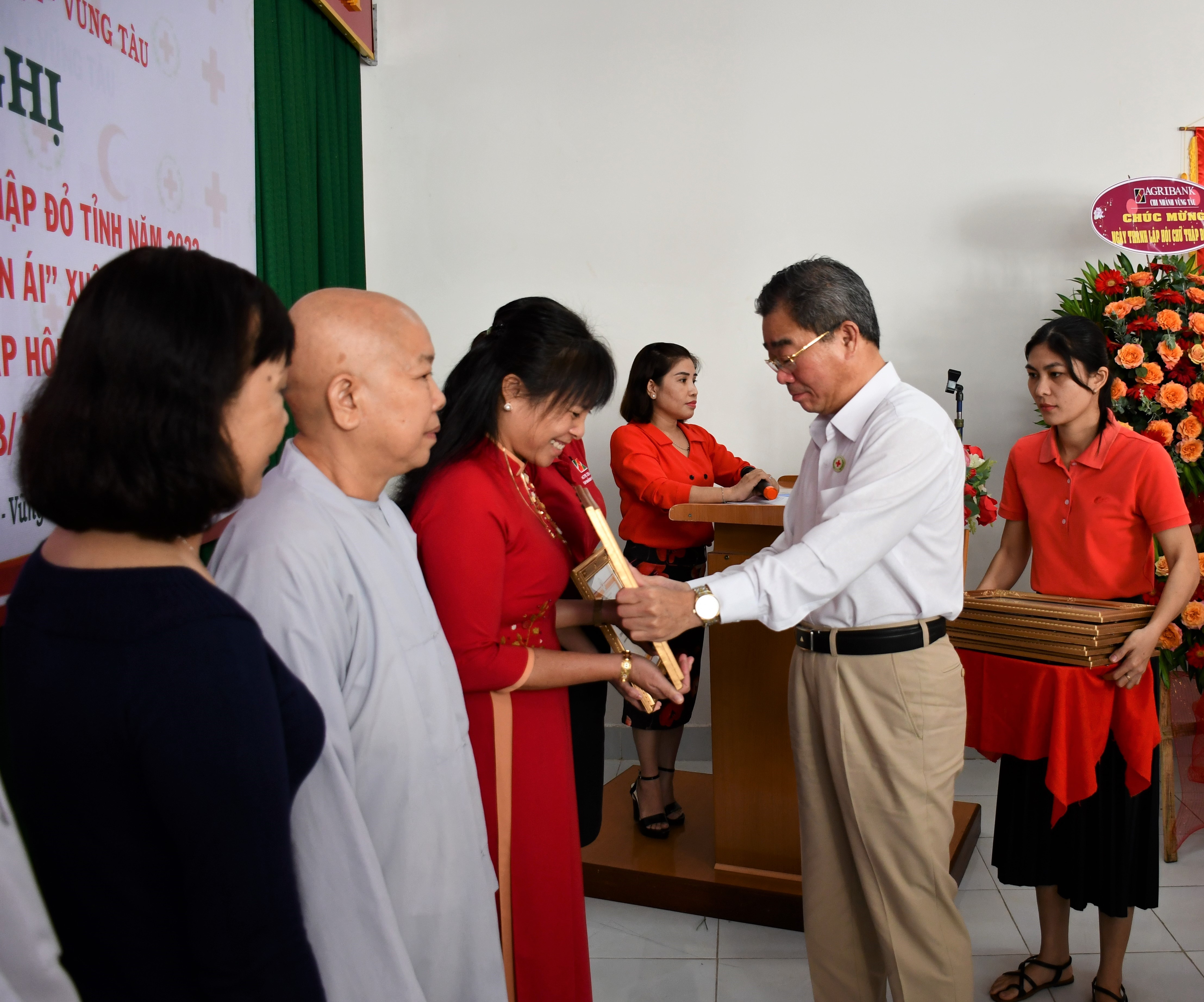 Ông Lê Văn Hậu, Chủ tịch Hội Chữ thập đỏ tỉnh tặng Bằng khen của Trung ương Hội Chữ thập đỏ Việt Nam cho cá nhân, tập thể có thành tíchxuất sắc trong công tác Hội và phong trào chữ thập đỏ năm 2021.