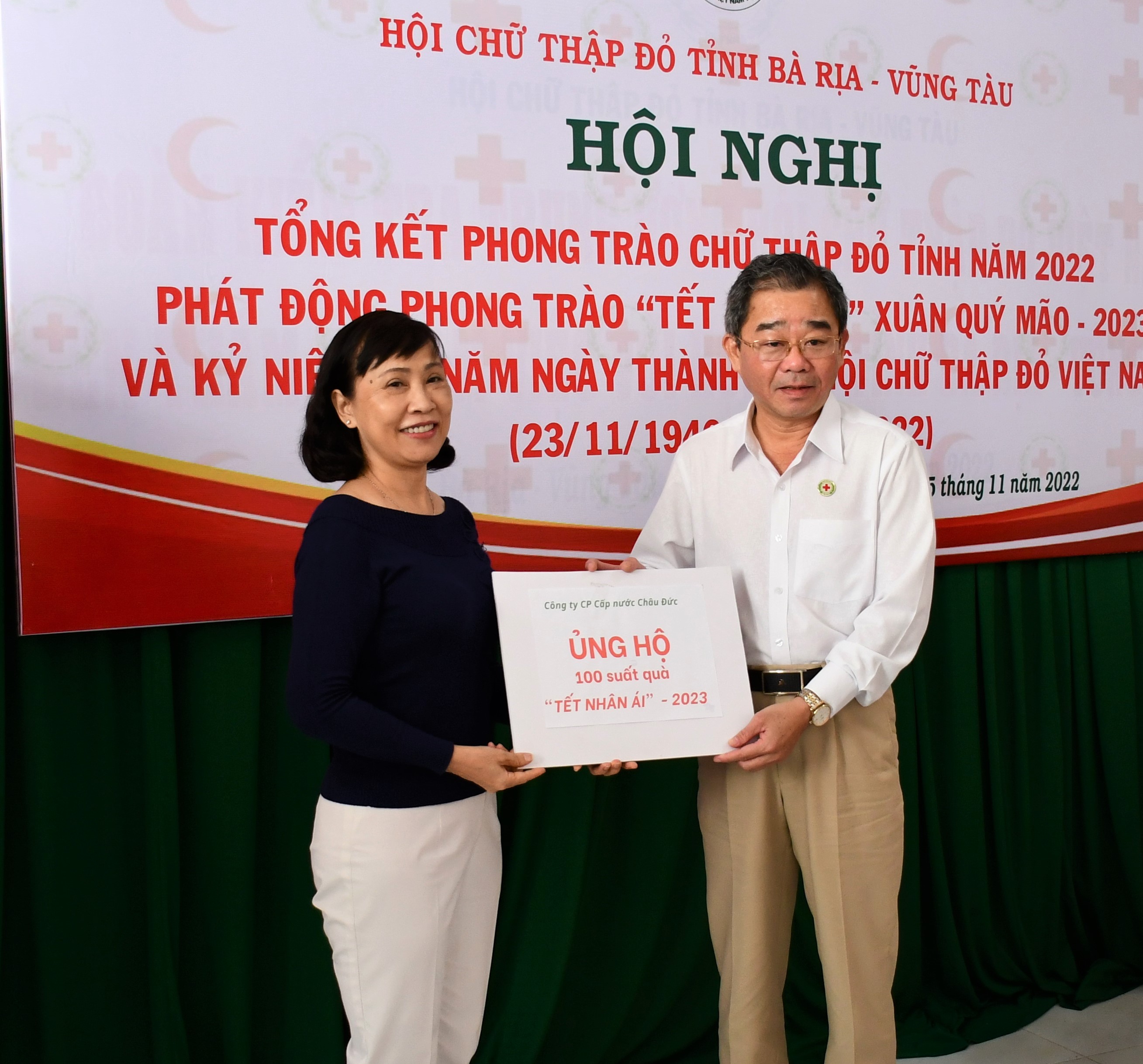 Các đơn vị, tổ chức đã trao bảng tượng trưng ủng hộ quà