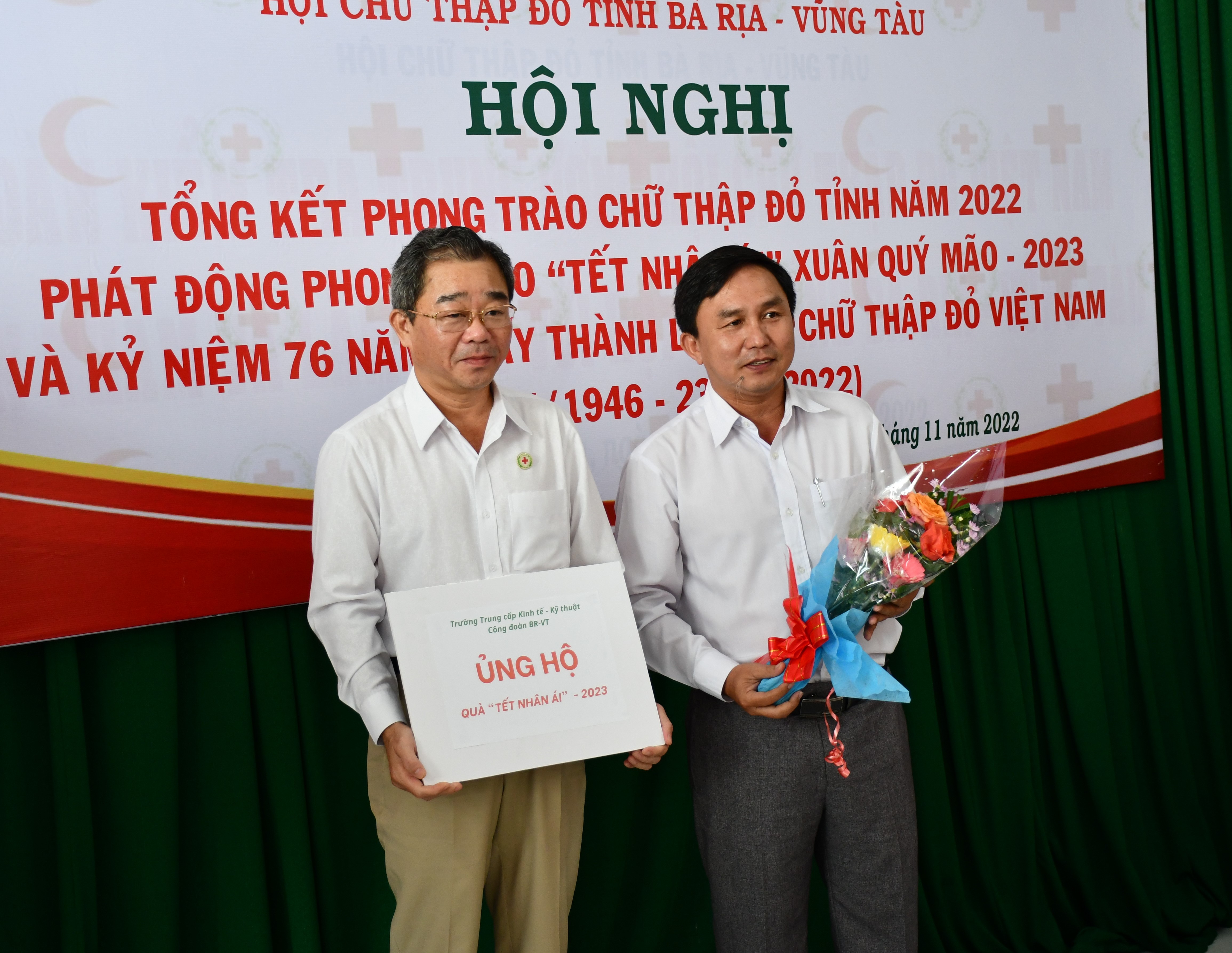 Trường Trung cấp Kỹ thuật công đoàn tỉnh Bà Rịa -Vũng Tàu là 1 trong 9 đơn vị trao bảng tượng trưng ủng hộ quà