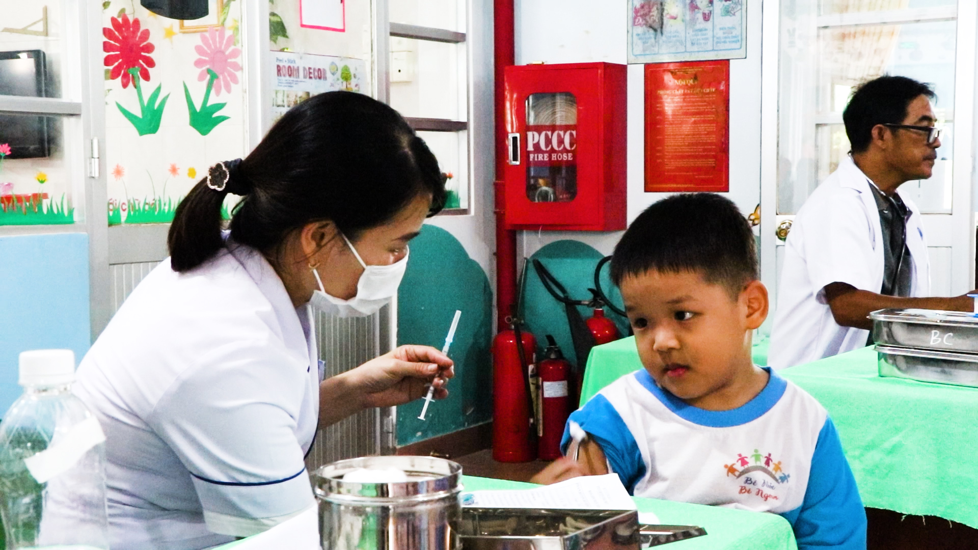 Nhân viên y tế tiêm vắc xin phòng COVID-19 cho trẻ 5 tuổi Trường Mầm non Tuổi Ngọc (xã Bàu Chinh).