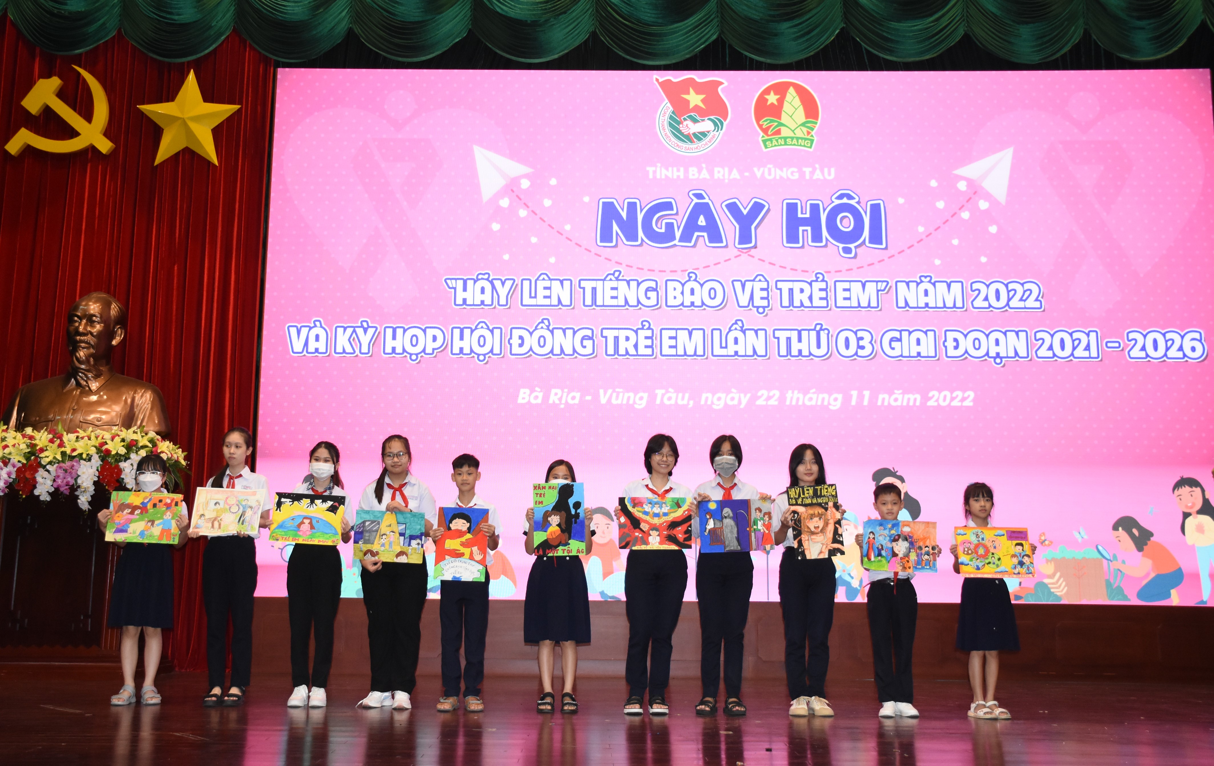 11 tác phẩm xuất sắc của các em HS mang thông điệp “Hãy yêu thương, quan tâm, bảo vệ trẻ em” được tuyên dương tại ngày hội “Hãy lên tiếng bảo vệ trẻ em” năm 2022.