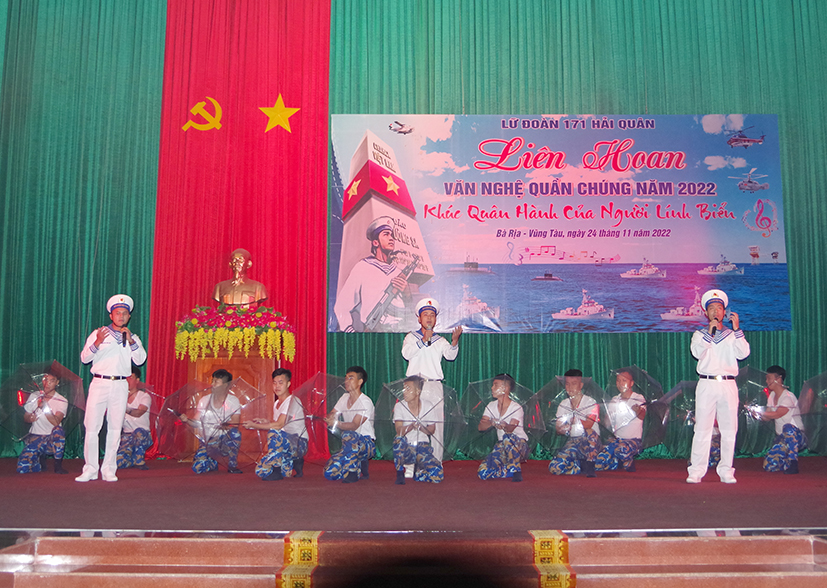 Một tiết mục hát, múa do các diễn viên quần chúng biểu diễn tại liên hoan.