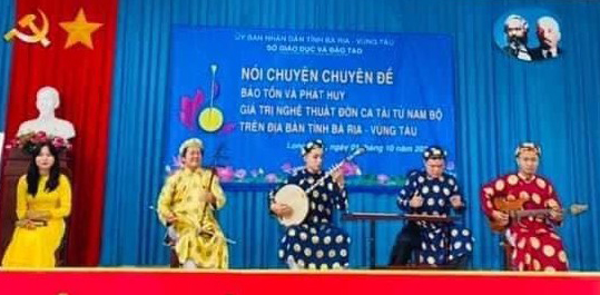 Chương trình giao lưu giữa các nghệ sĩ ĐCTT tại Trường THCS Nguyễn Công Trứ, TT. Long Hải, huyện Long Điền.