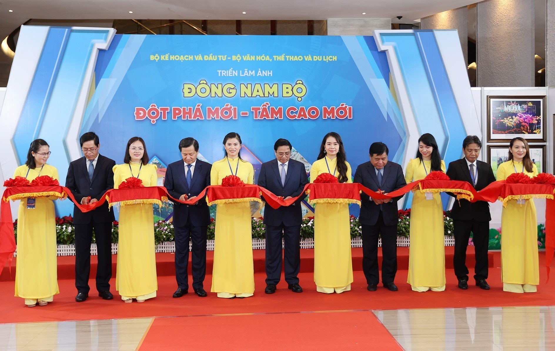 Thủ tướng Phạm Minh Chính và các đại biểu cắt băng khai mạc triển lãm ảnh 