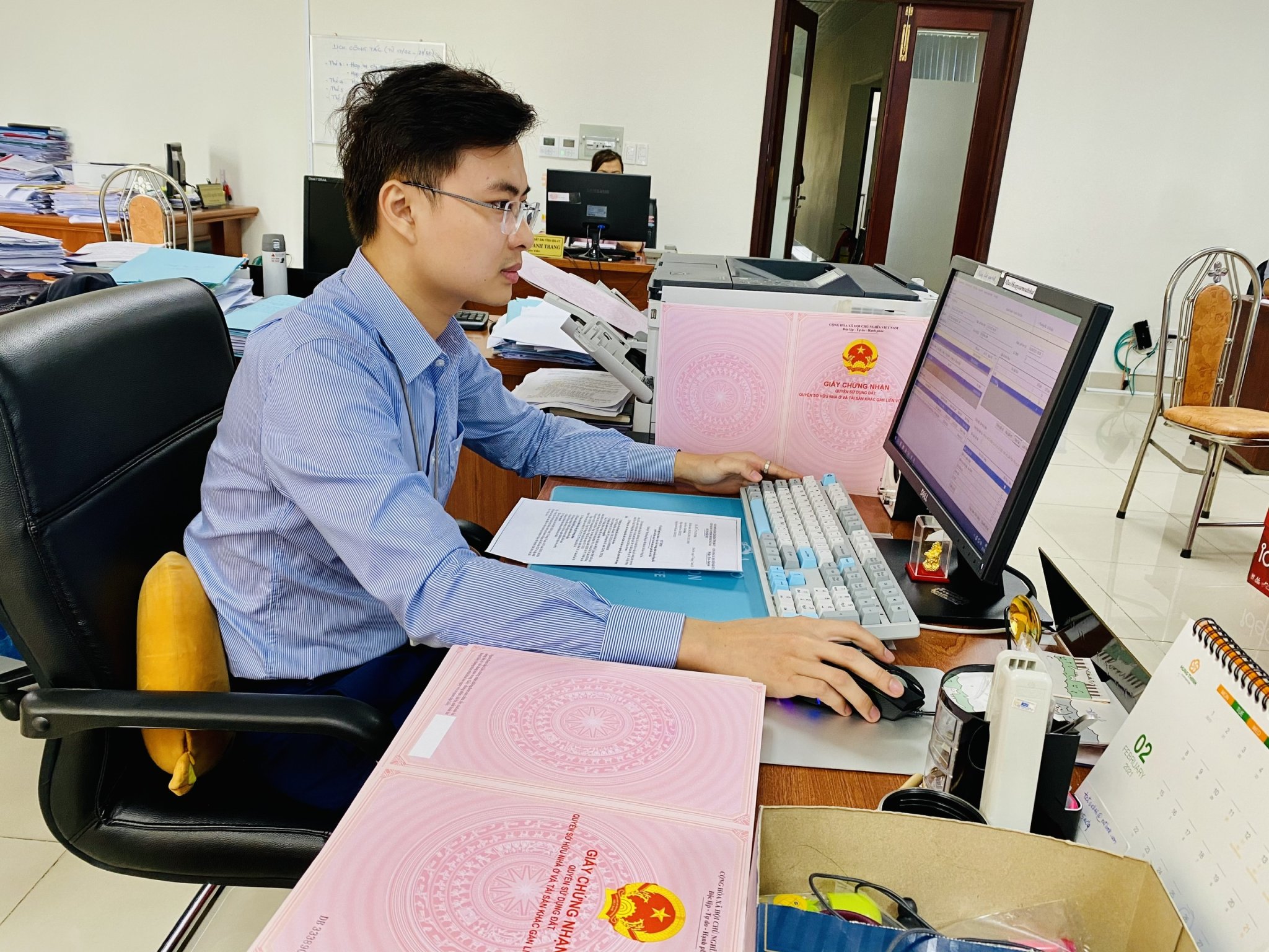 UBND tỉnh yêu cầu cơ quan chức năng rà soát, kiểm tra để cấp giấy chứng nhận chung quyền sử dụng đất cho người dân. Trong ảnh: Cán bộ Văn phòng Đăng ký đất đai tỉnh thực hiện cấp giấy chứng nhận quyền sử dụng đất cho người dân