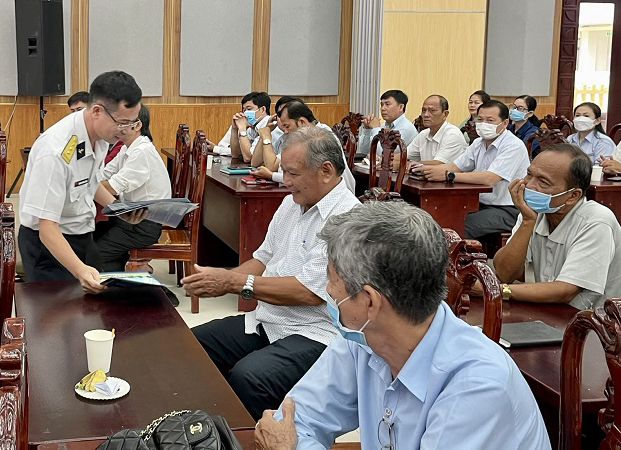 Báo cáo viên của Trung tâm Huấn luyện Vùng 2 Hải quân phát tờ rơi tuyên truyền biển, đảo cho cán bộ, đảng viên, nhân dân trên địa bàn đóng quân.