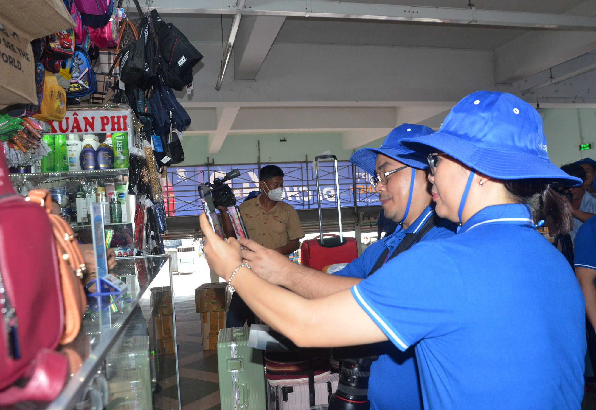 Nhân viên VNPT BR-VT thực hiện quét mã QR code đặt tại quầy thanh toán tiền hàng.