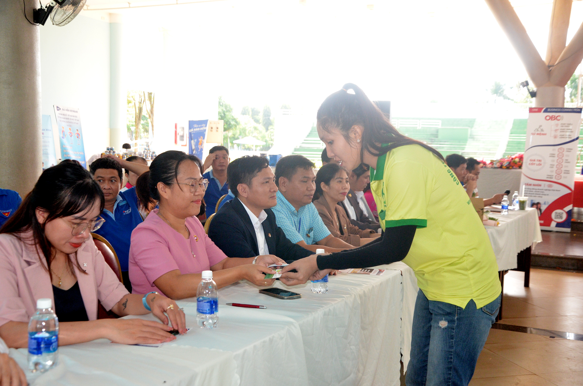 Doanh nghiệp tham gia ngày hội thực hiện ký kết hợp tác với DN nấm đông trùng hạ thảo (huyện Châu Đức).