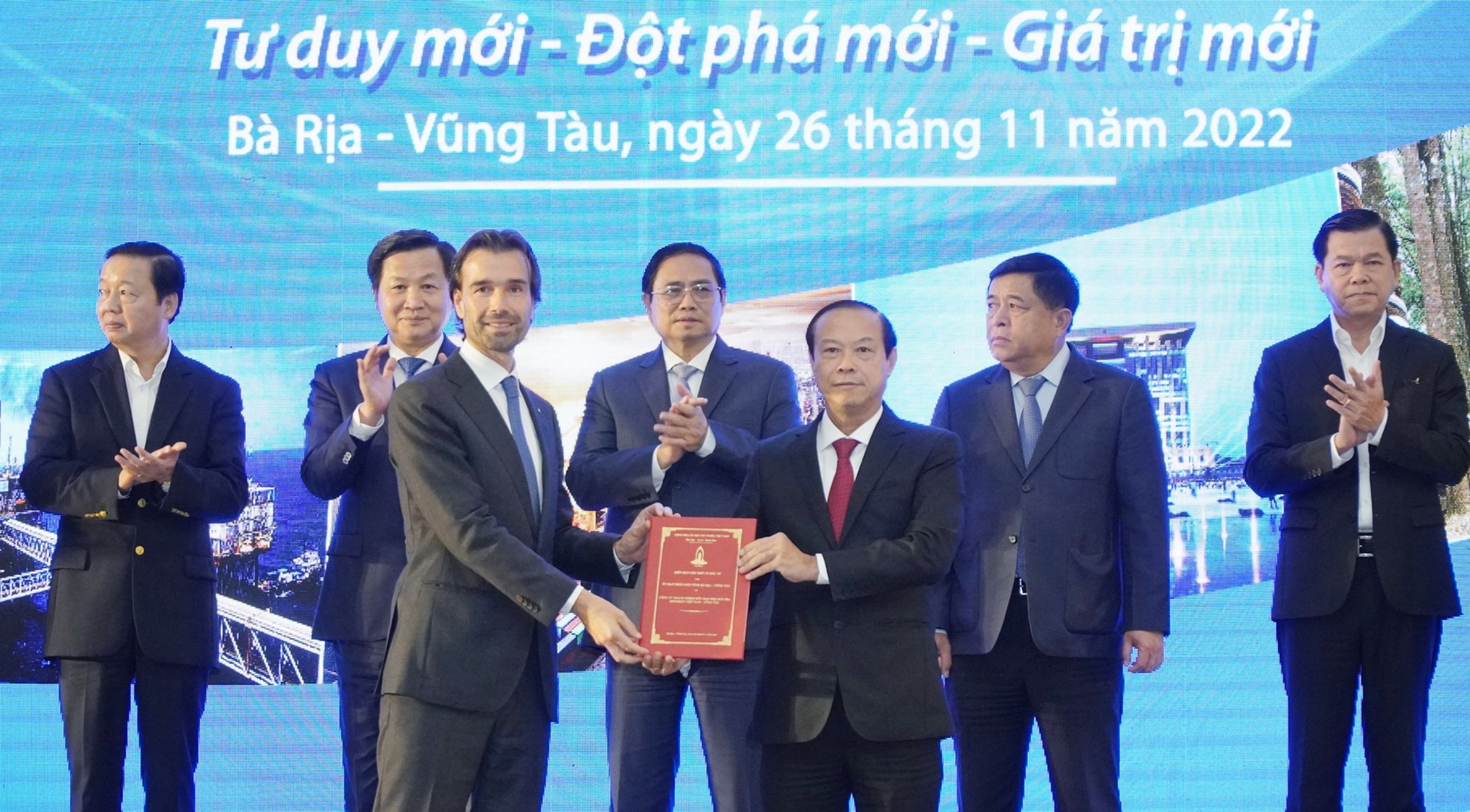 Ông Nguyễn Văn Thọ, Chủ tịch UBND tỉnh Bà Rịa - Vũng Tàu trao Giấy chứng nhận đăng ký, Biên bản ghi nhớ hợp tác đầu tư cho các doanh nghiệp đầu tư vào tỉnh Bà Rịa - Vũng Tàu