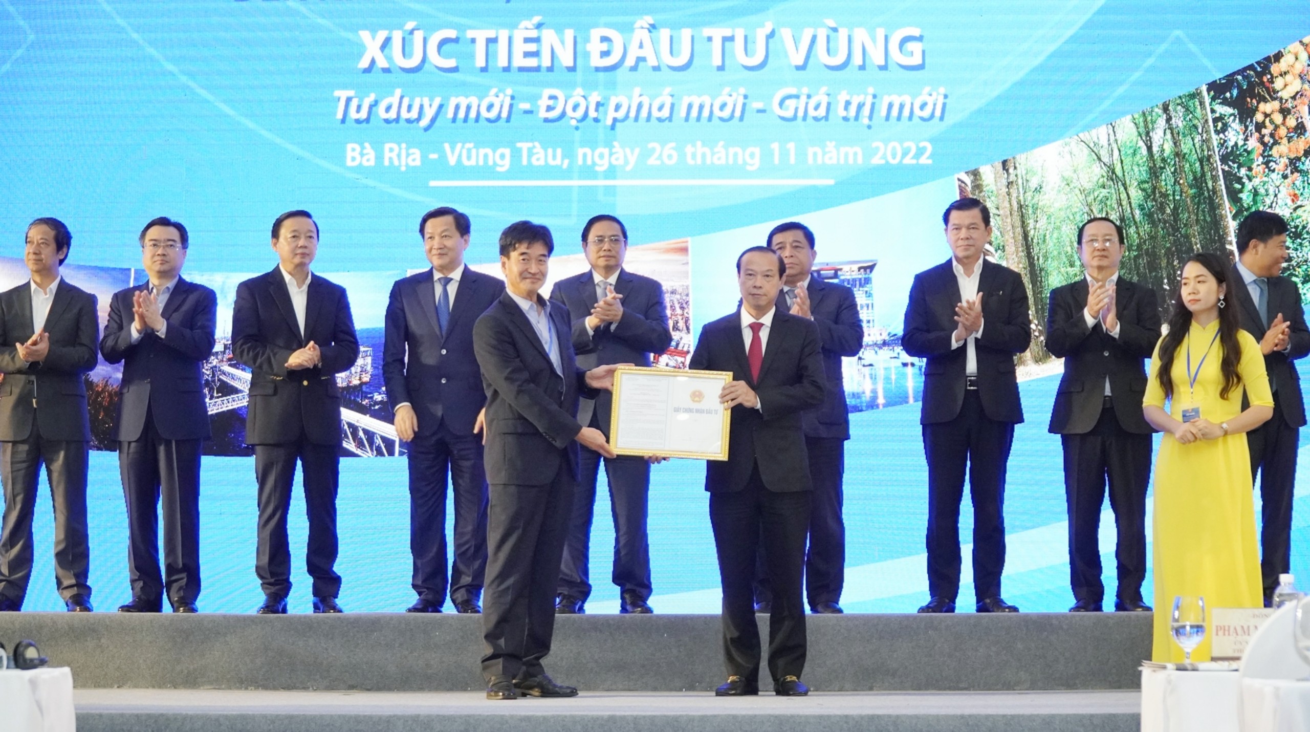 Ông Nguyễn Văn Thọ, Phó Bí thư Tỉnh ủy, Chủ tịch UBND tỉnh trao Giấy chứng nhận đầu tư cho đại diện Công ty TNHH Hóa Chất Hyosung Vina