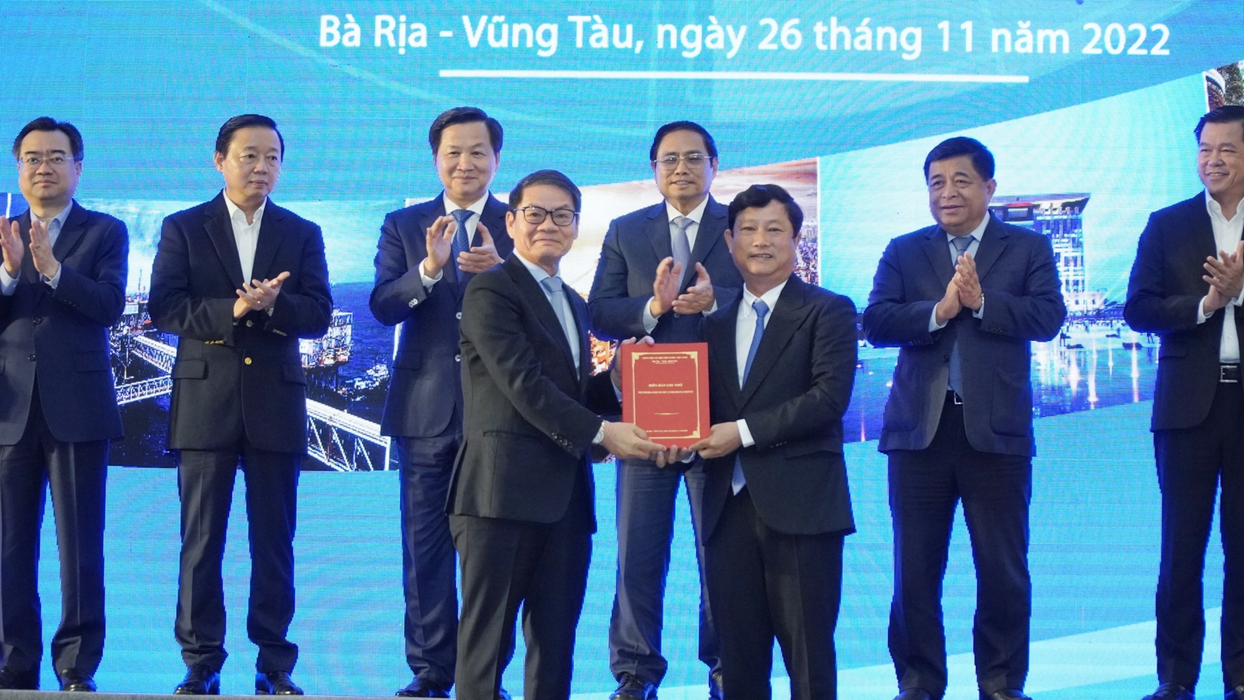 Ông Nguyễn Thanh Ngọc Phó Bí thư Tỉnh uỷ, Chủ tịch UBND tỉnh Tây Ninh trao Biên bản ghi nhớ hợp tác cho các nhà đầu tư vào tỉnh Tây Ninh