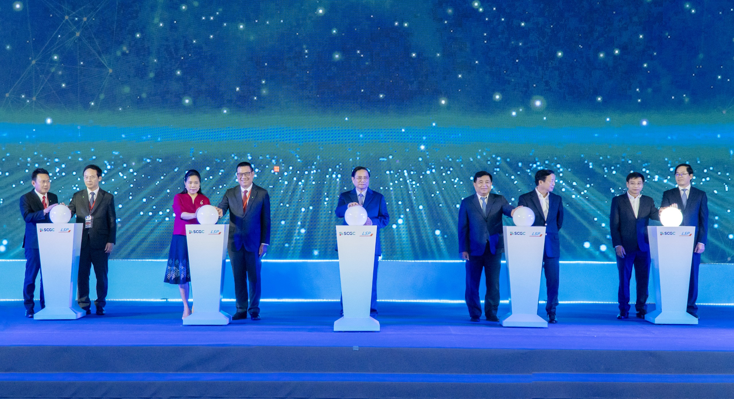 Thủ tướng Chính phủ Phạm Minh Chính cùng đại diện lãnh đạo các Bộ, ngành và Công ty LSP bấm nút khánh thành công trình