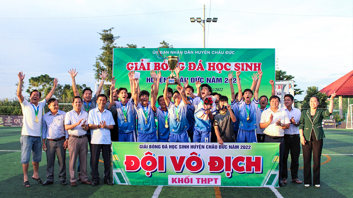 Ban tổ chức trao thưởng và cúp vô địch cấp THPT cho đội bóng trường THPT Trần Phú (xã Kim Long).