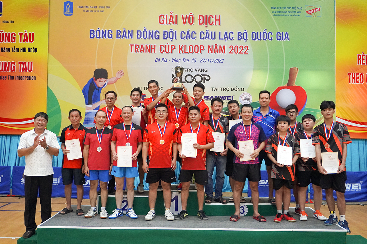 Ban tổ chức tặng huy chương cho các đội đạt thành tích cao ở hạng C-D.