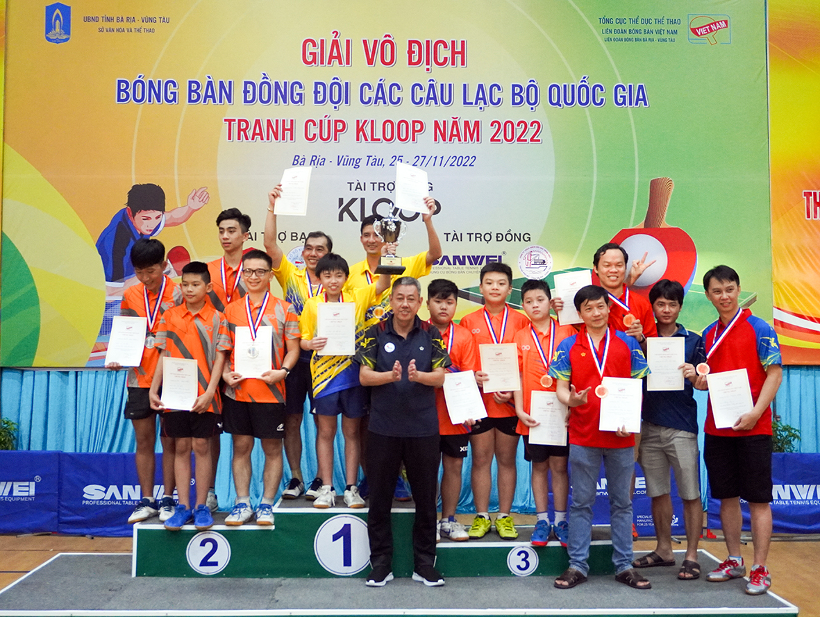 Ban tổ chức trao huy chương cho các đội đạt thành tích cao ở hạng E.