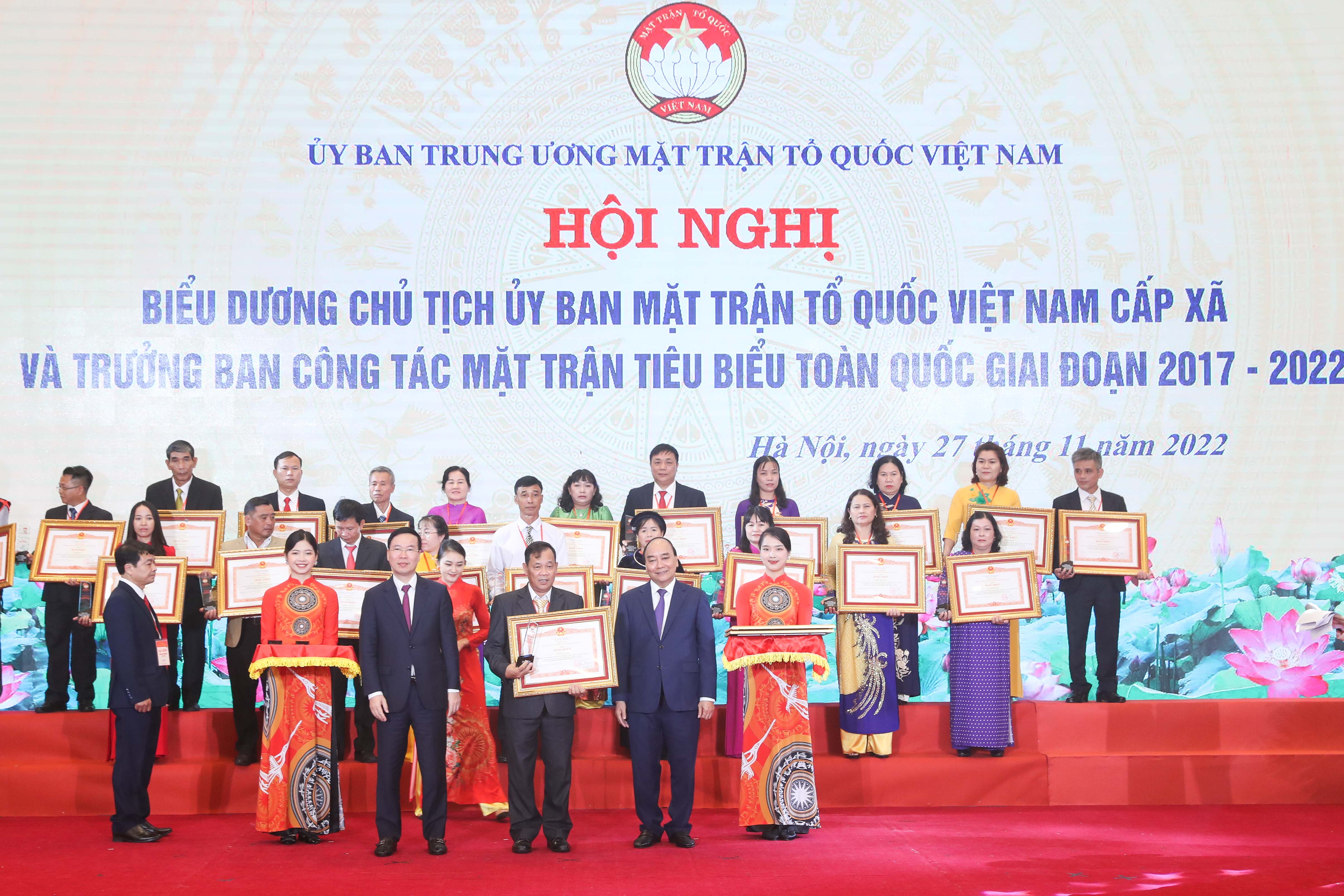 Chủ tịch nước Nguyễn Xuân Phúc trao Bằng khen của Thủ tướng Chính phủ cho các cán bộ có nhiều đóng góp tiêu biểu trong công tác Mặt trận giai đoạn 2017-2022