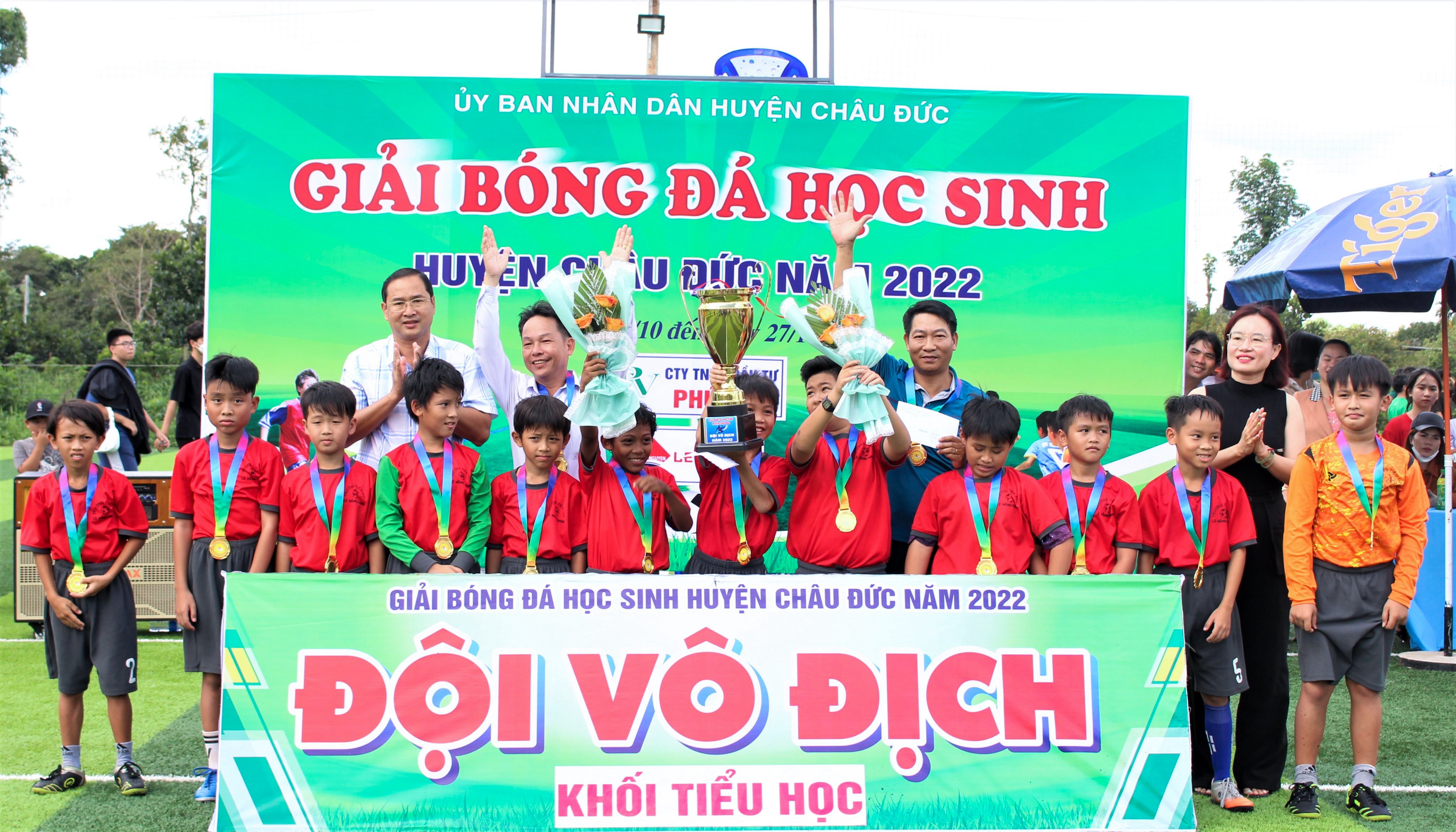 Ông Nguyễn Tấn Bản, Chủ tịch UBND huyện Châu Đức và các nhà tài trợ trao Cúp vô địch cấp TH cho trường TH Lê Hồng Phong (xã Kim Long).