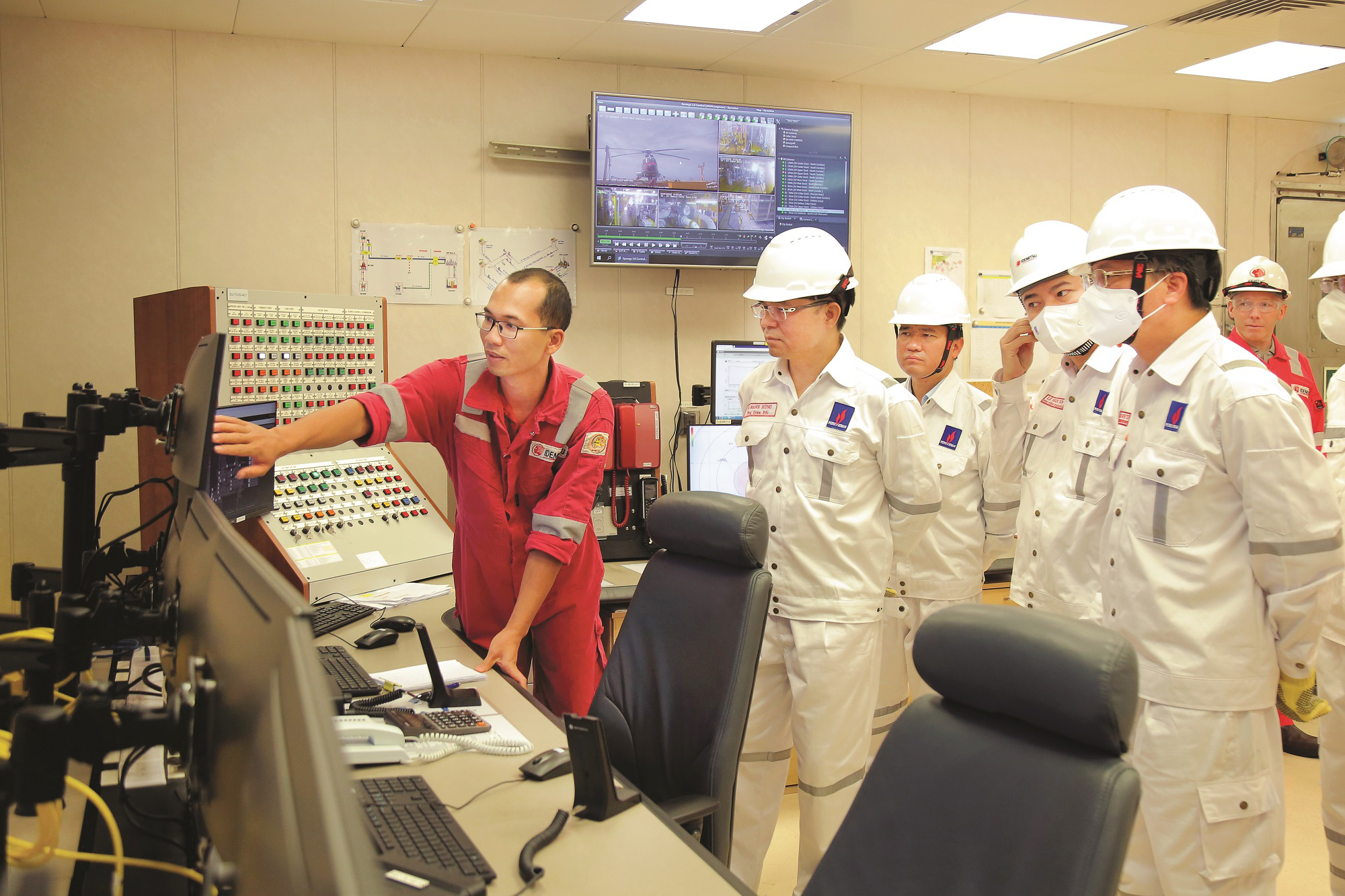 Tổng Giám đốc Petrovietnam Lê Mạnh Hùng (thứ 2, bìa trái) kiểm tra hoạt động trên Giàn điều khiển trung tâm Mỏ Sao Vàng.