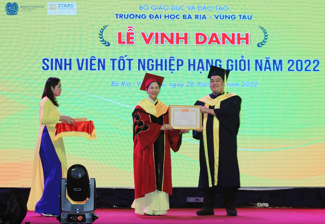 BVU vinh danh SV tốt nghiệp loại Giỏi năm 2022.