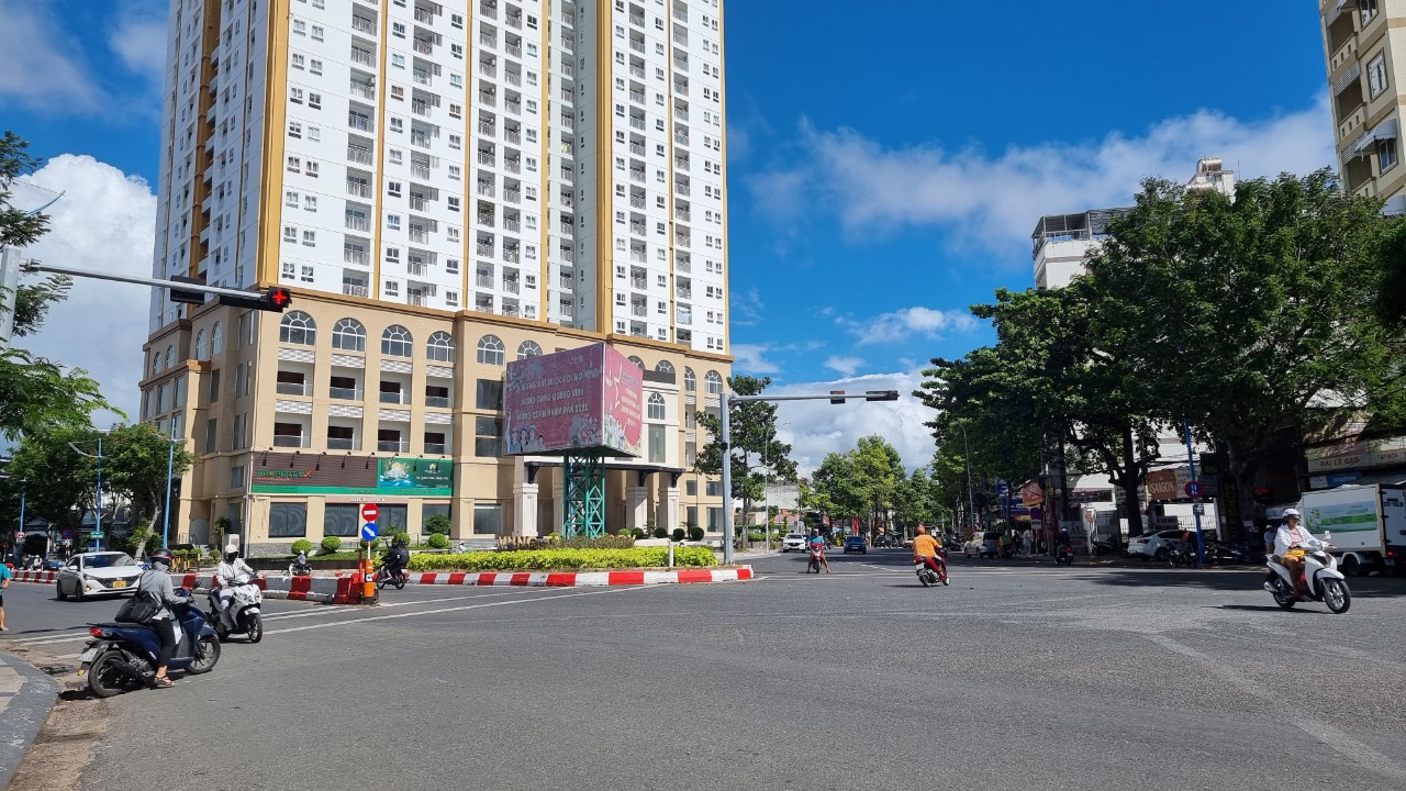 Khu vực trước cổng chung cư, gần giao lộ Võ Thị Sáu - Hoàng Hoa Thám, phường Thắng Tam, TP.Vũng Tàu, xảy ra xô xát giữa Đ., và nhóm của Dũng