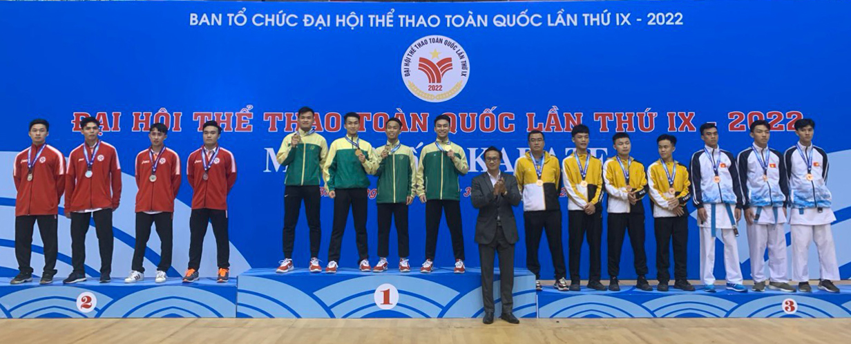 Ban Tổ chức trao huy chương cho các đội xuất sắc ở nội dung kata đồng đội nam, trong đó có các võ sĩ Bà Rịa-Vũng Tàu.