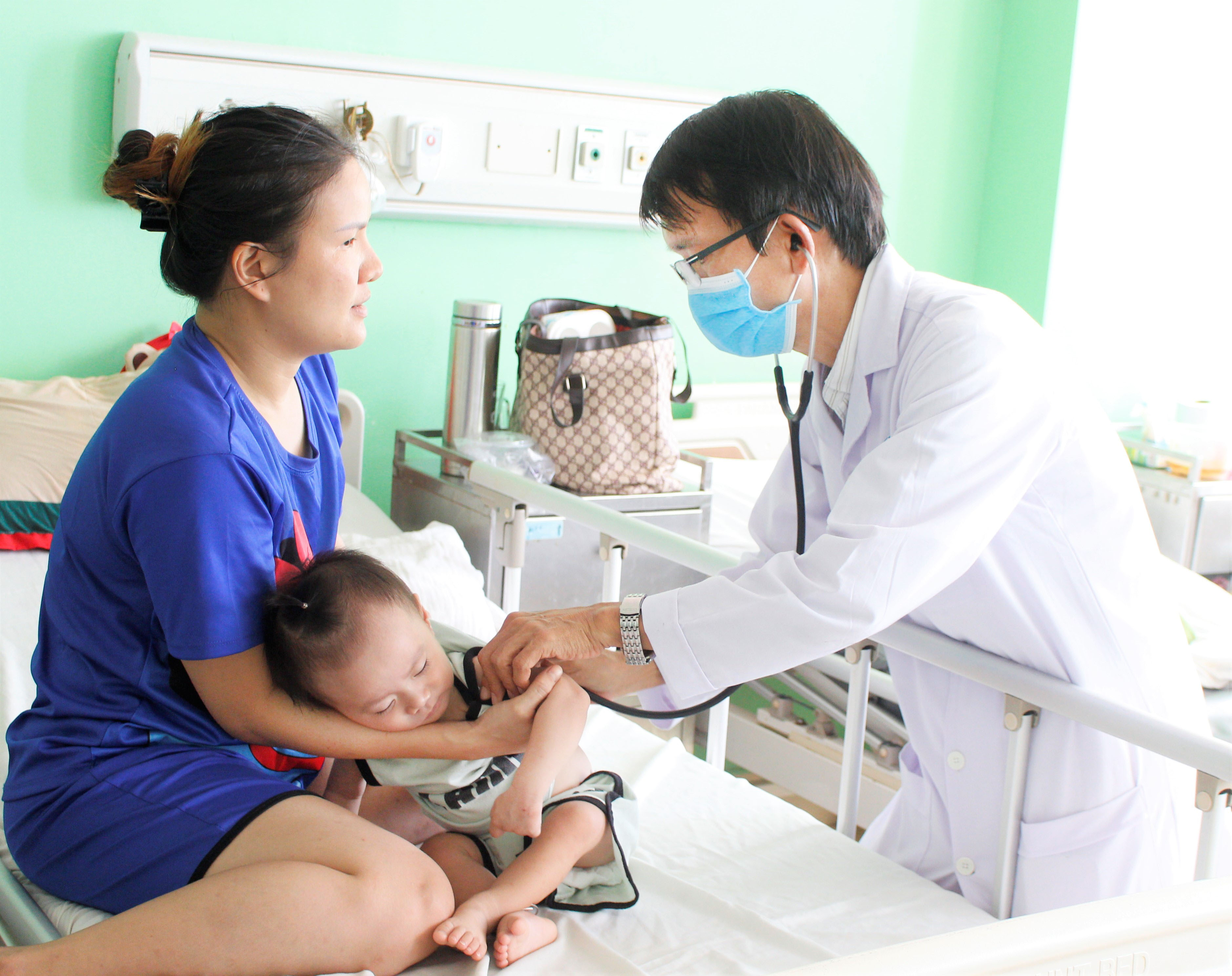 Trẻ sinh non dễ mắc các bệnh về hô hấp, trong đó có viêm phổi.  Trong ảnh: Bác sĩ Khoa Nhi (Bệnh viện Bà Rịa) thăm khám cho một bệnh nhi bị viêm phổi nặng.