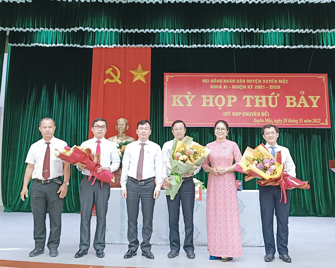 Lãnh đạo Huyện ủy, HĐND, UBND huyện Xuyên Mộc tặng hoa chúc mừng các ông: Trần Văn Dững, Nguyễn Hoàng Anh Đạt, Nguyễn Quang Trực.