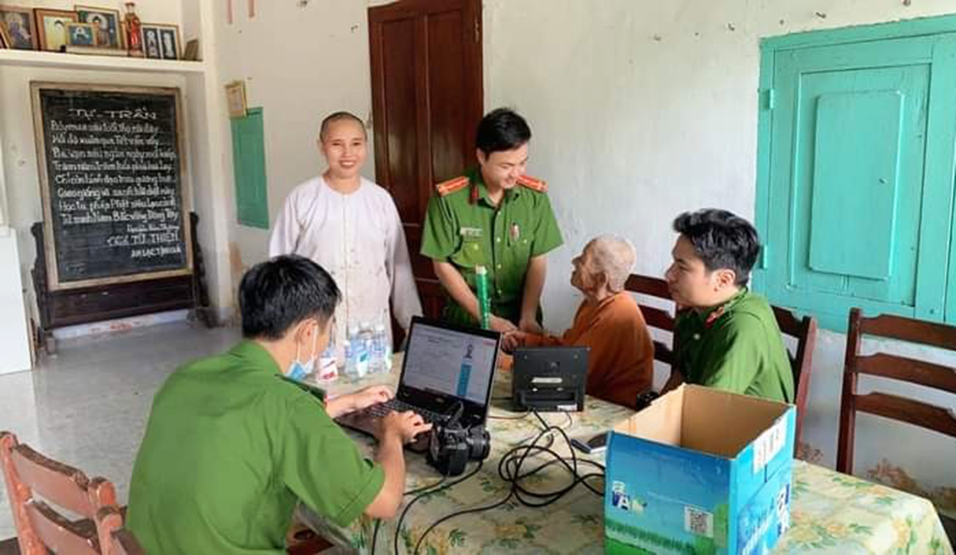 Lực lượng công an xuống tận nhà làm CCCD gắn chíp cho người dân