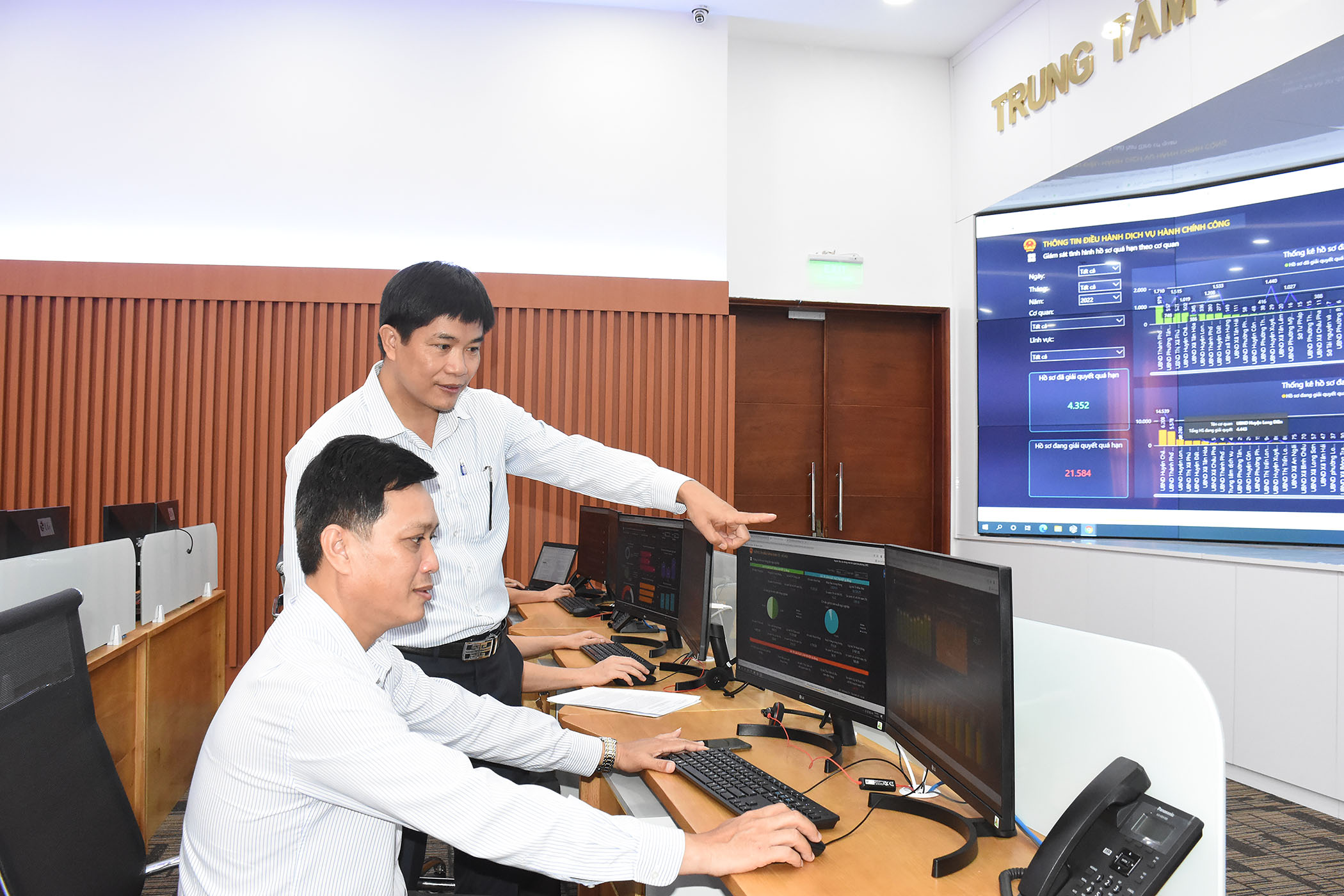 IOC tỉnh đi vào hoạt động thử nghiệm từ tháng 4/2022 và đang cần phải thúc đẩy sử dụng nền tảng trên ứng dụng này để tiến tới vận hành chính thức. Trong ảnh: Nhân viên VNPT kiểm tra dữ liệu tại IOC tỉnh