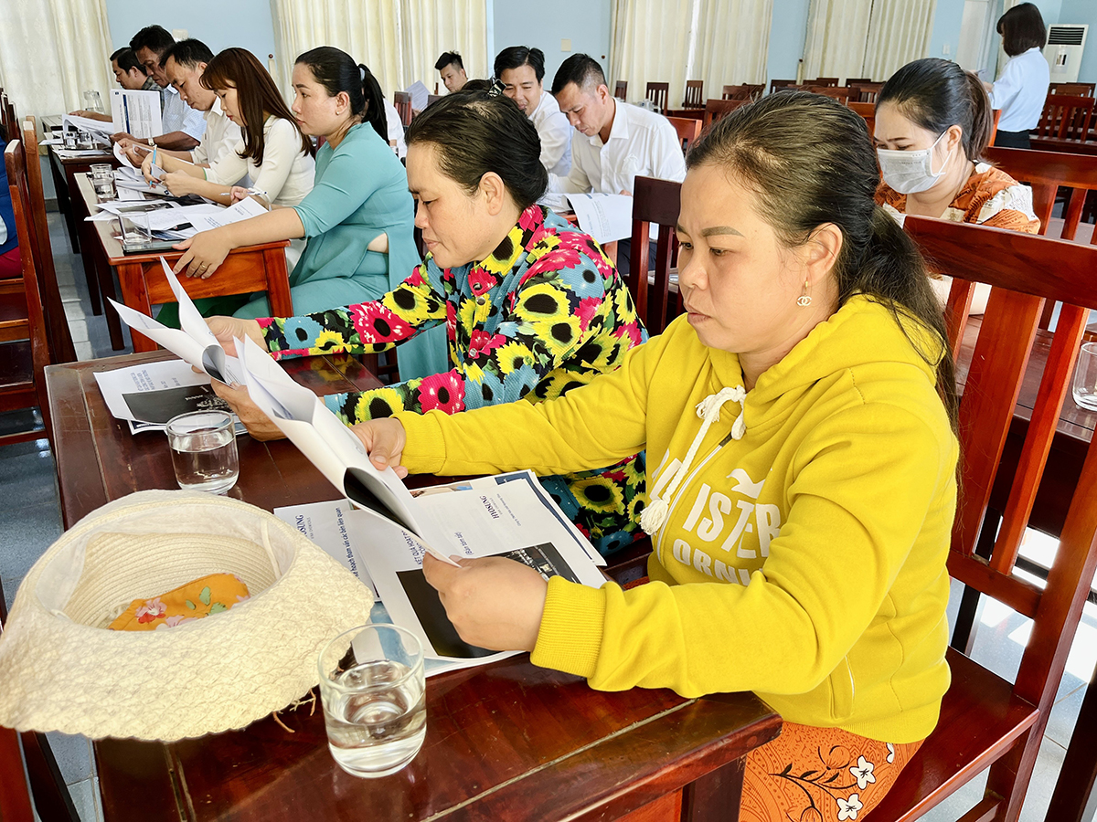 Người dân xem thông tin dự án “Nhà máy sản xuất Polypropylene và kho ngầm chứa khí dầu mỏ hóa lỏng”.