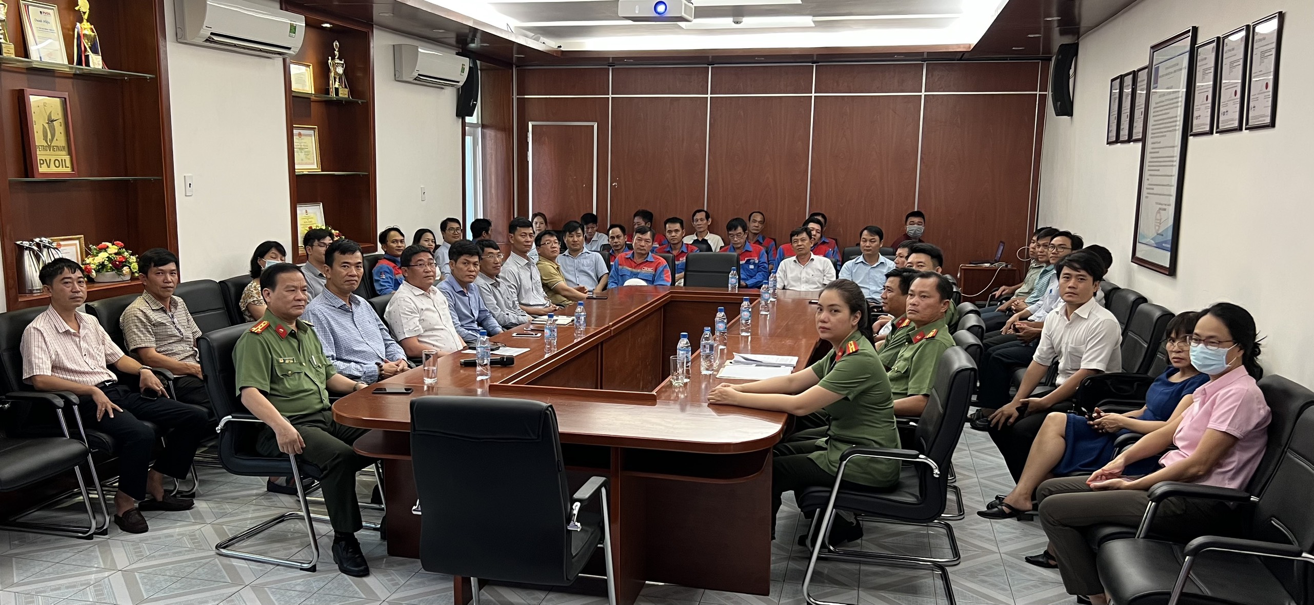 Buổi hội nghị có sự tham dự của cán bộ công an tỉnh, huyện và 50 cán bộ là lãnh đạo, quản lý, người lao động thuộc xí nghiệp tham dự.