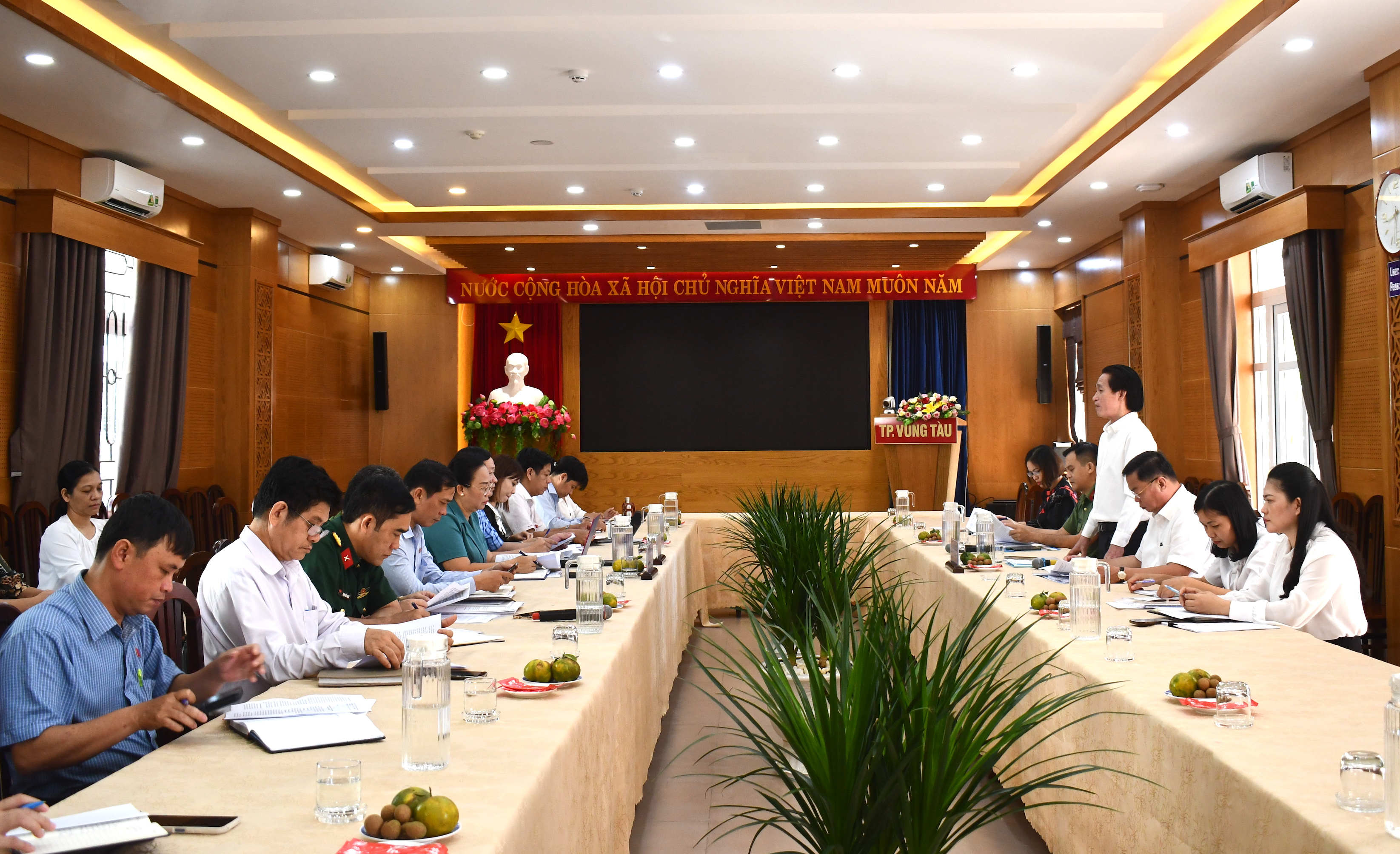 Quang cảnh buổi làm việc.