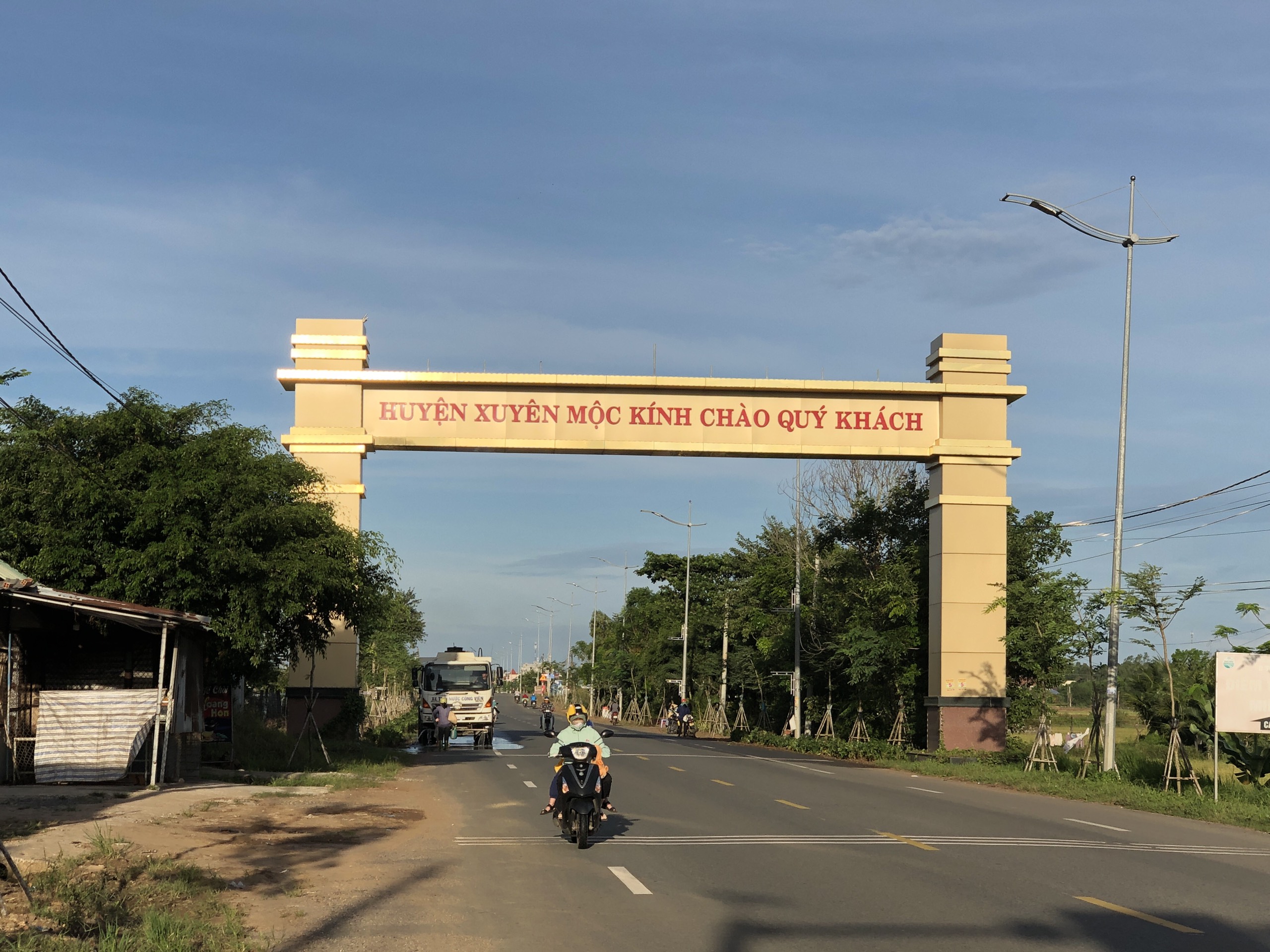Đường hoa trải dọc hai bên đường từ cổng chào huyện Xuyên Mộc đến bến xe khách huyện Xuyên Mộc với lộ trình dài hơn 1 km