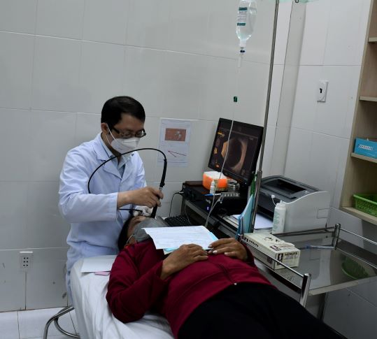 Bệnh nhân được siêu âm mắt trước khi phẩu thuật.