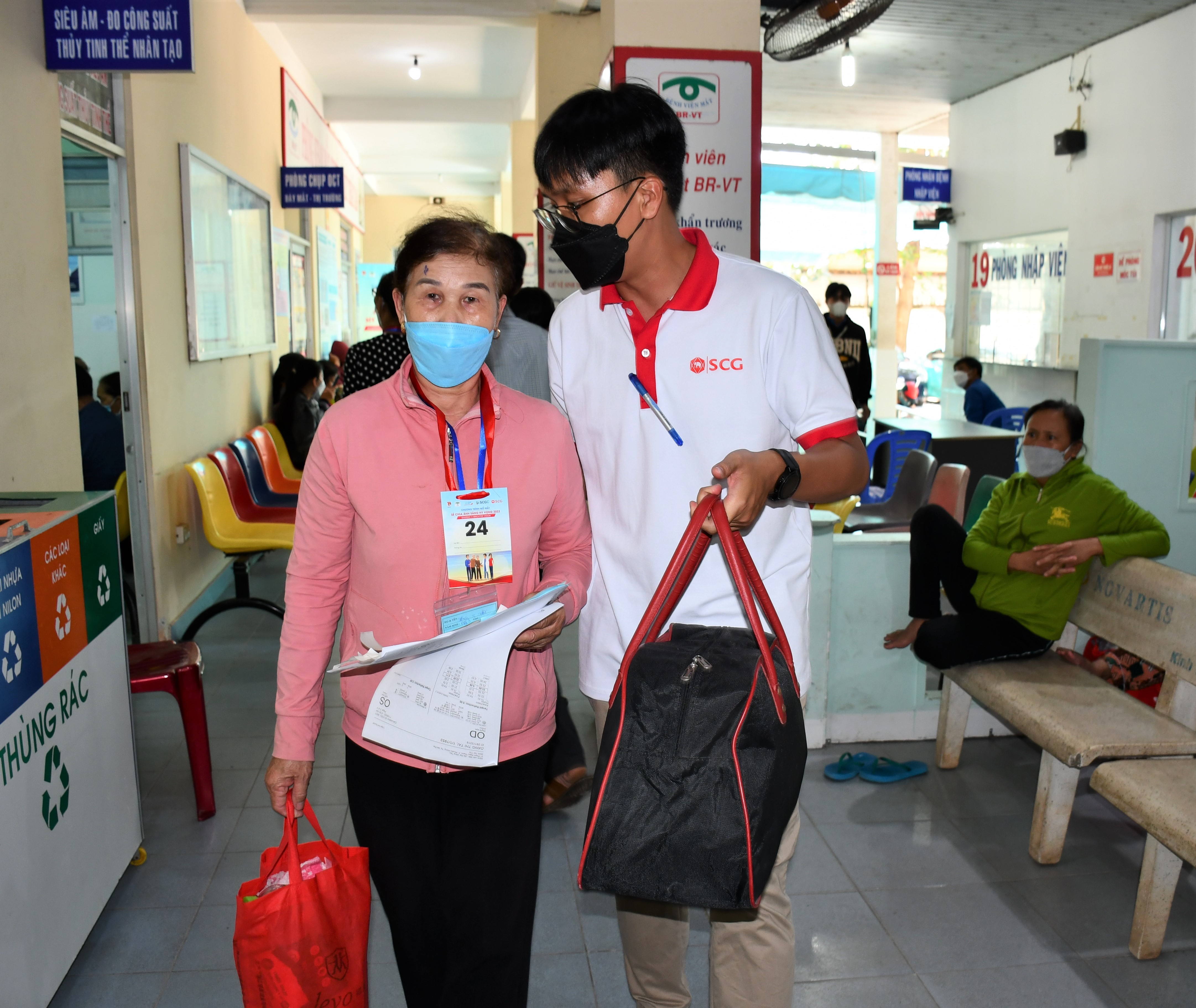 Nhân viên của Tập đoàn SCG hỗ trợ bệnh nhân nhập viện để phẫu thuật vào ngày 30/11.