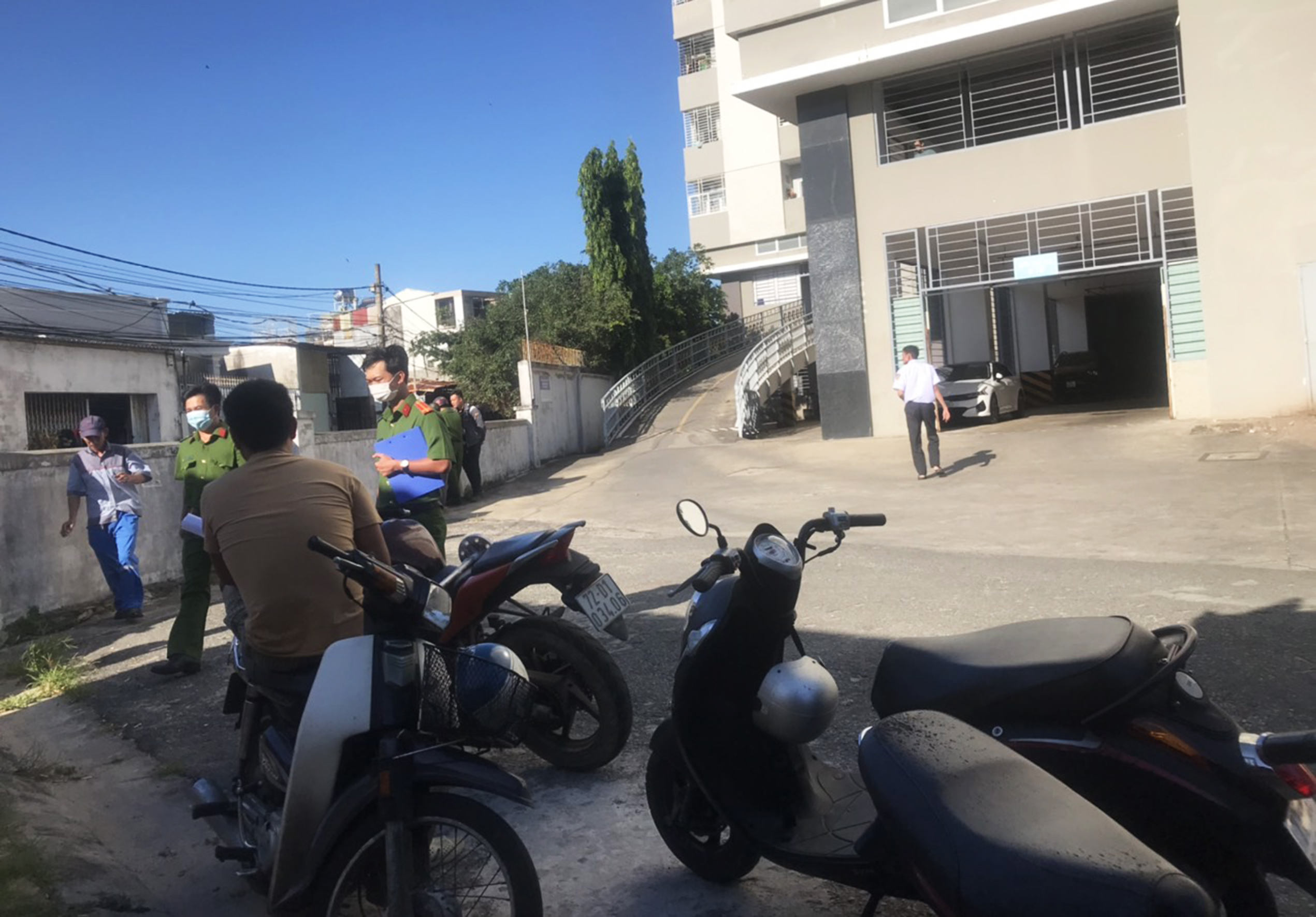Các lực lượng chức năng có mặt tại hiện trường để điều tra vụ việc