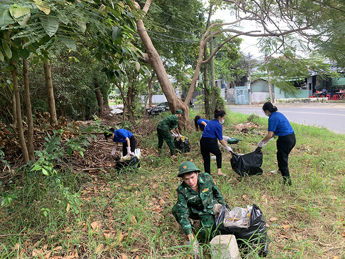 Các lực lượng vũ trang, Đoàn Thanh niên tham gia dọn vệ sinh tại đường Nguyễn Hữu Cảnh, phường 10, TP.Vũng Tàu.